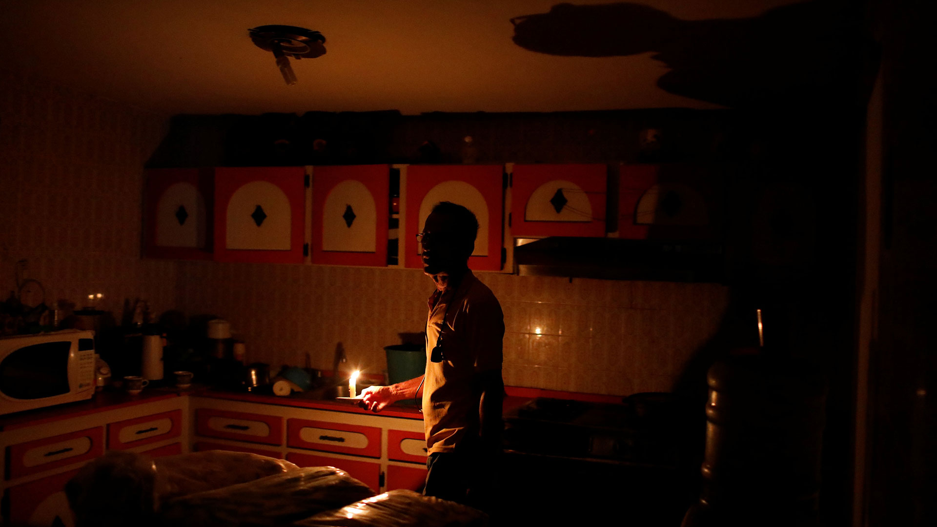 El Estado suele atribuir la mayoría de estos problemas en el servicio eléctrico a supuestos actos de sabotaje, pero la oposición y expertos denuncian que se deben a falta de mantenimiento (Reuters)