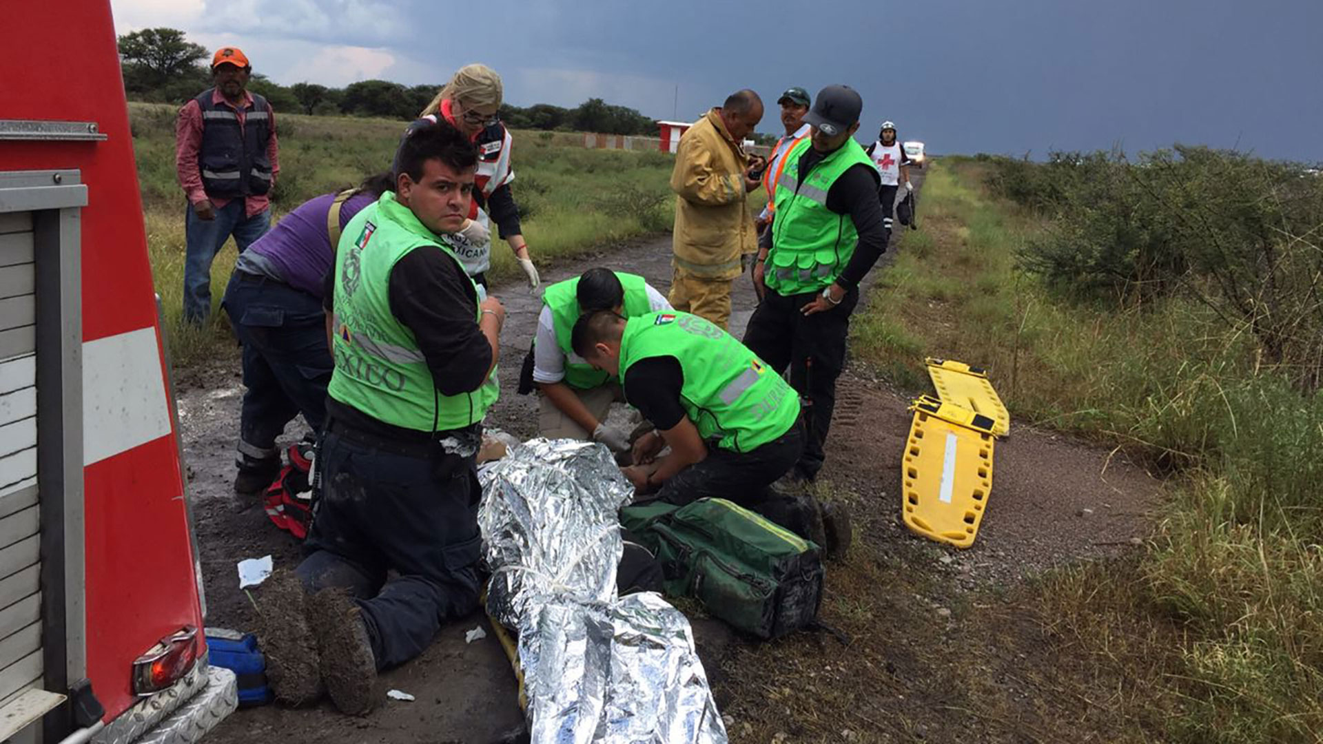 Rescatistas se presentaron al lugar para ayudar a los lesionados (Foto: EFE)