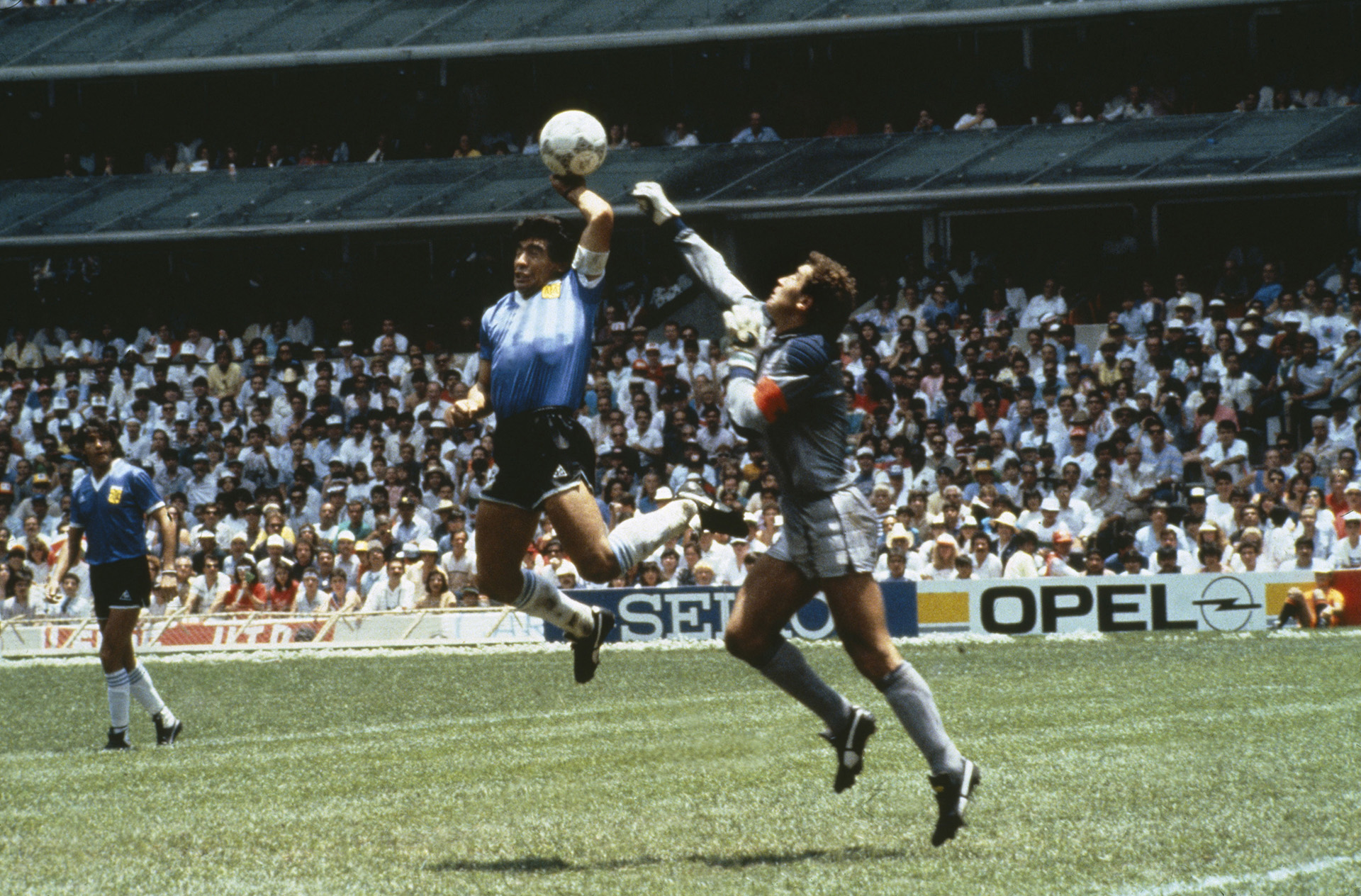 La “mano de Dos” la sufre Peter Shilton. Su controvertido gol frente a Inglaterra (Foto: Bob Thomas/Getty Images)
