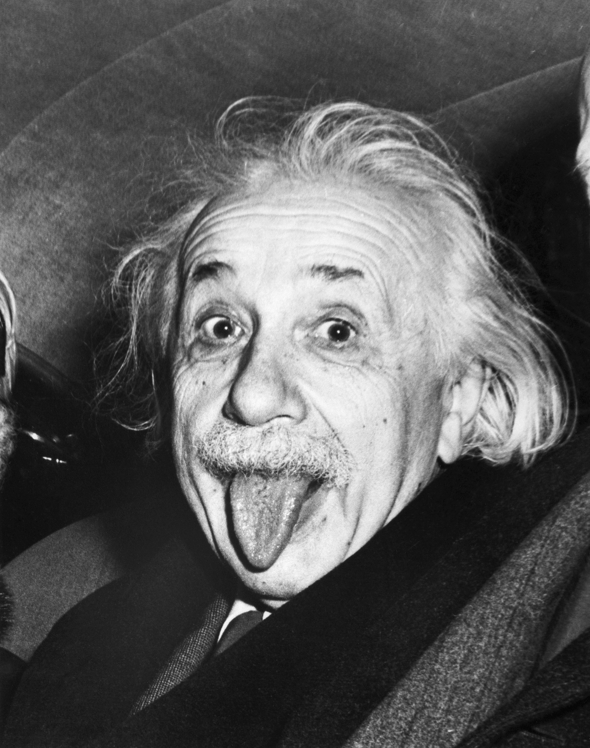 Albert Einstein sacó la lengua cuando le pidieron que sonría en su cumpeaños 72, en 1951