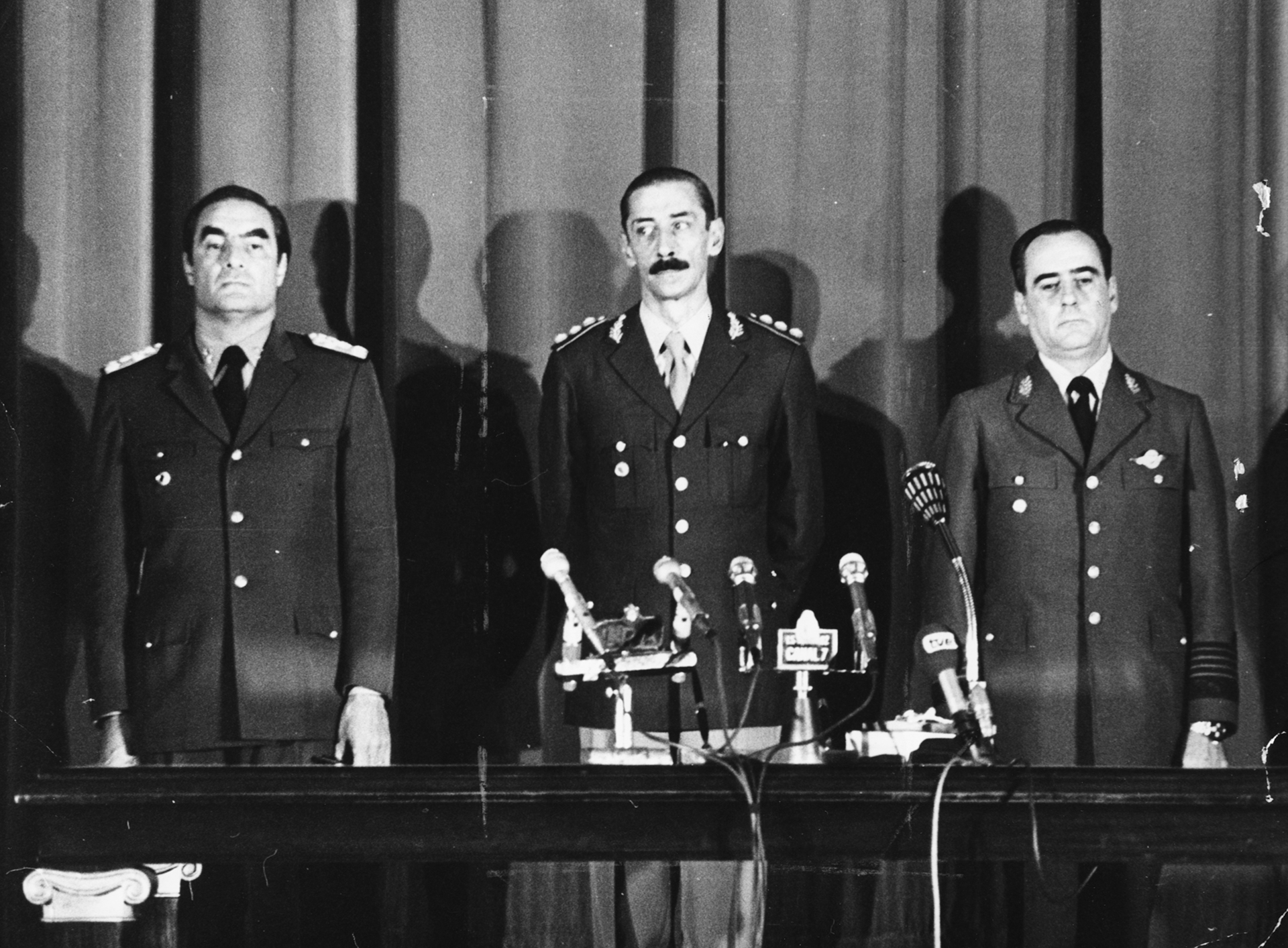 Los tres miembros de la junta que se formó tras el golpe de 1976: Emilio Massera, Jorge Videla y Orlando Agosti. (Keystone/Hulton Archive/Getty Images)