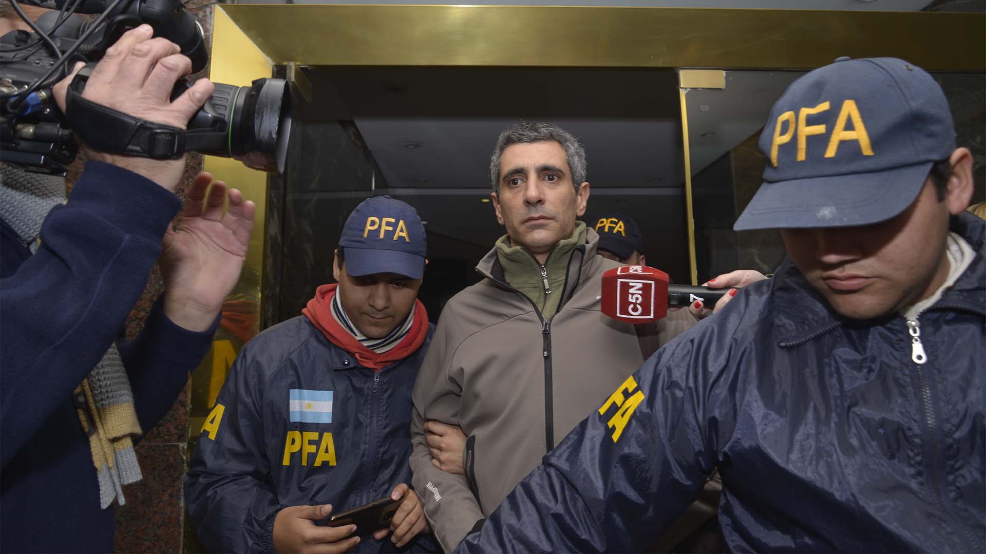 Roberto Baratta, esta mañana, al ser detenido por la policía (Fotos: Gustavo Gavotti)