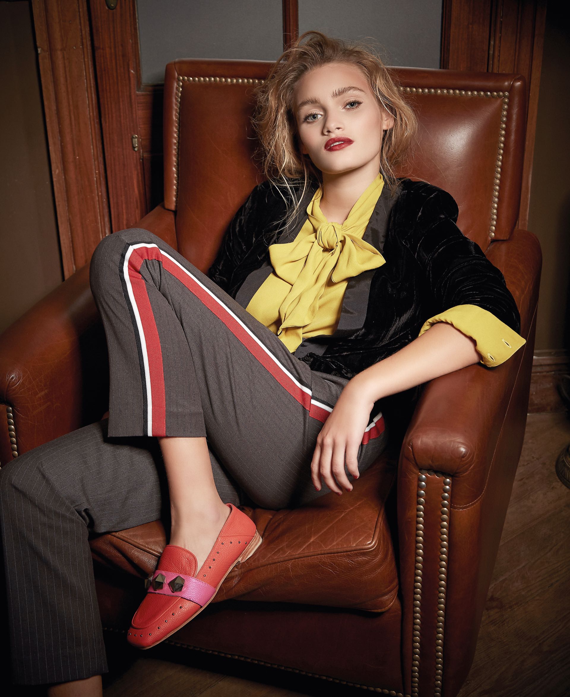 Bolero de terciopelo ($ 5.500, Vitamina), camisa con lazo y pantalón sastrero con tiras al costado ($ 1.620 y $ 1.900, Carmela Achaval) y mocasines combinados ($ 3.080, Olivetta). (Foto: Marcello Molinari/ Para Ti)