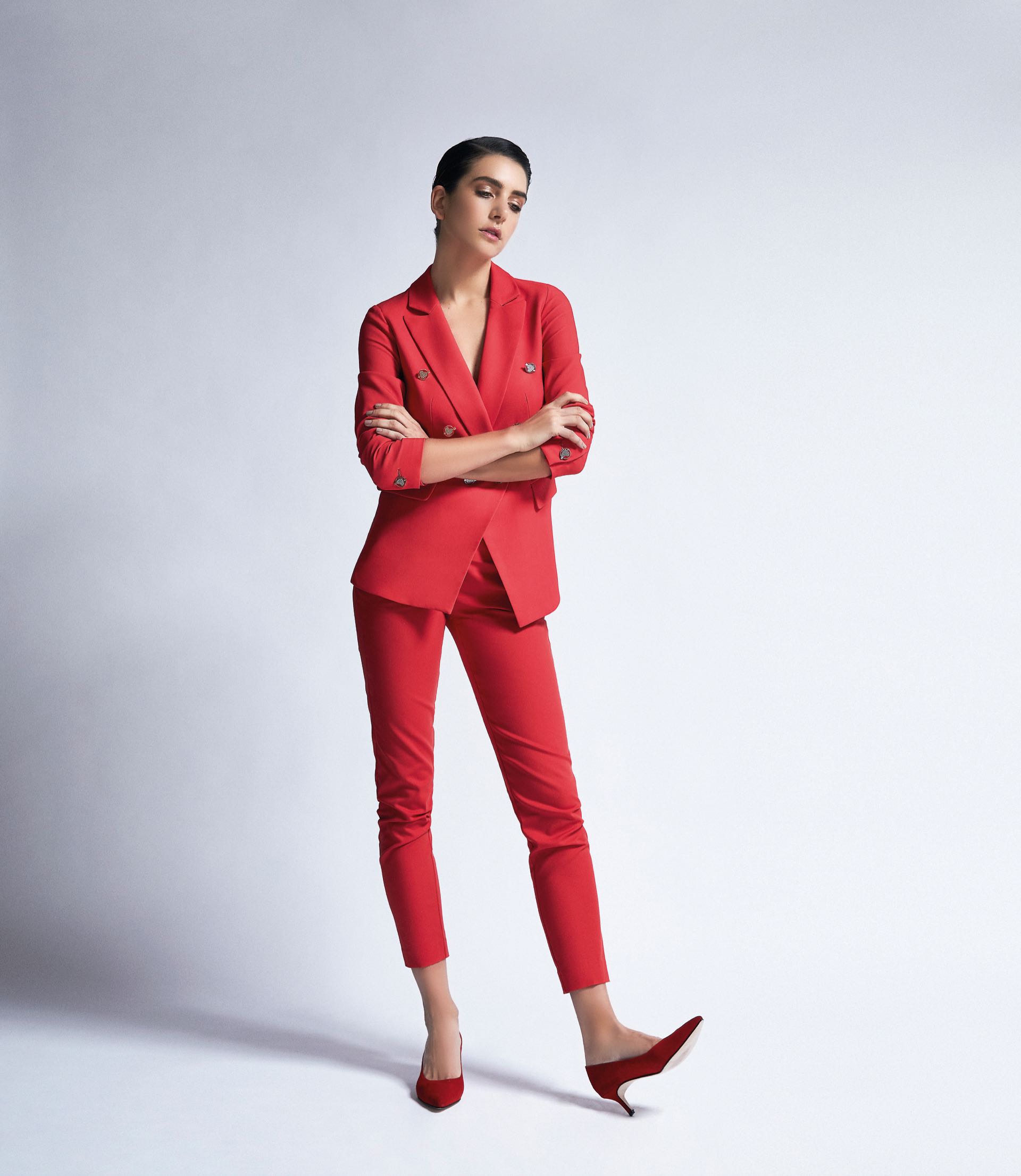 Blazer cruzado con bolsillos ($ 5.800, Kosiuko), pantalón corte sastre ($ 2.500, Vitamina) y stilettos de gamuza ($ 4.800, Saverio Di Ricci).