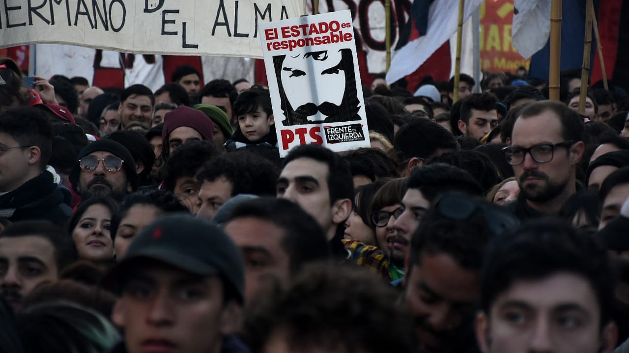 La desaparición de Santiago Maldonado fue el episodio de mayor tensión que tuvo el Gobierno, aún cuando apareció ahogado en el Río Chubut. Sucedió en plena campaña electoral y provocó grandes movilizaciones, cuestionamientos de organismos de derechos humanos de Argentina y el mundo. Sin embargo, Patricia Bullrich no suspendió ningún gendarme, porque estaba convencida que no eran responsables de su desaparición. La justicia, finalmente, le dio la razón.