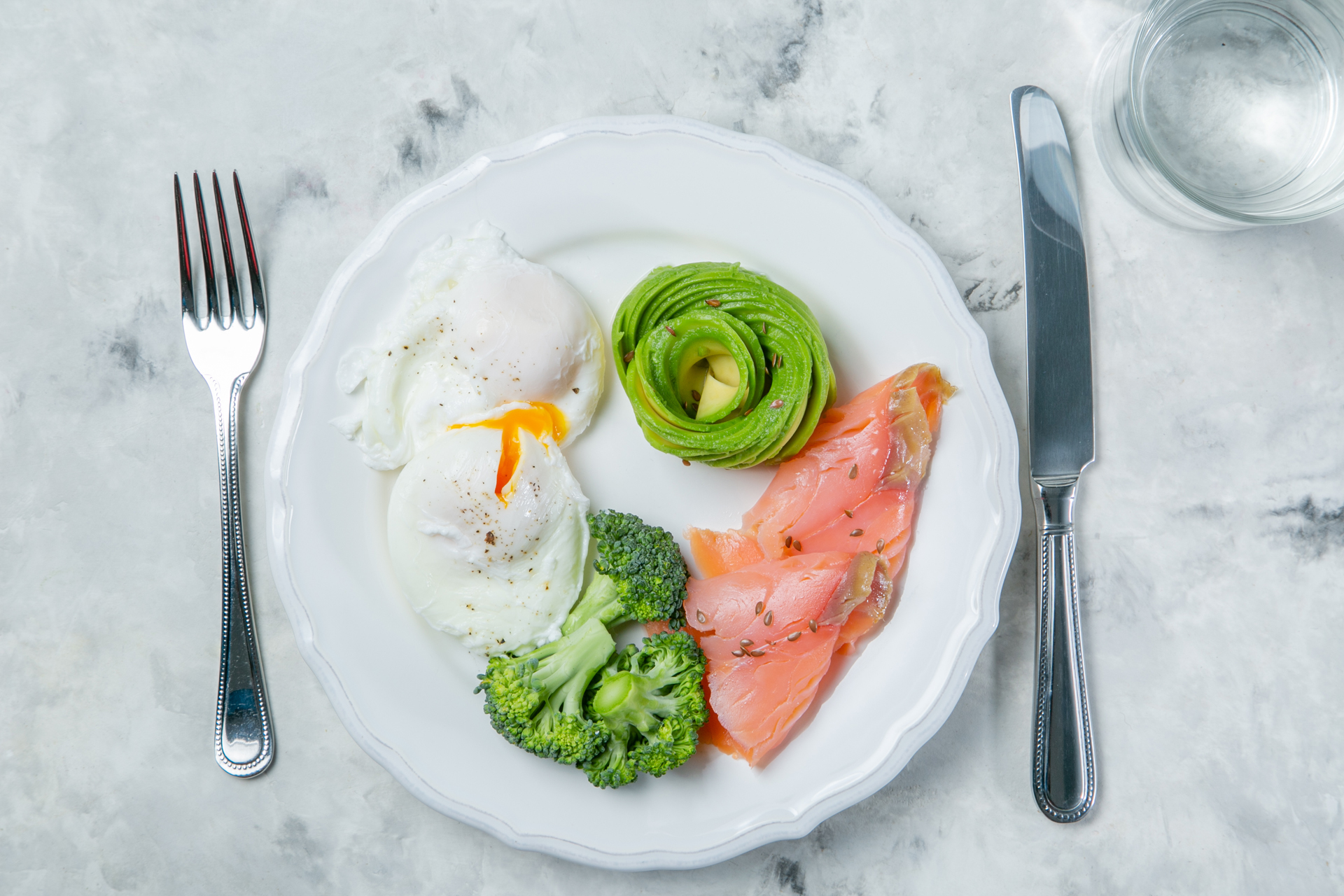 Huevos pochette, palta, salmón y brócoli, algunos de los alimentos ideales para la dieta Cetógenica.