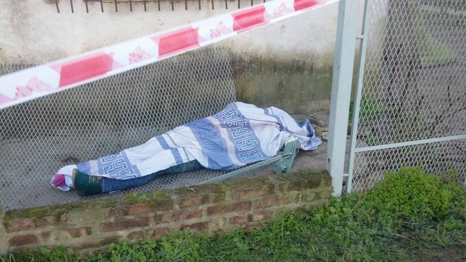 El cuerpo de una de las víctimas de la explosión en la escuela de Moreno