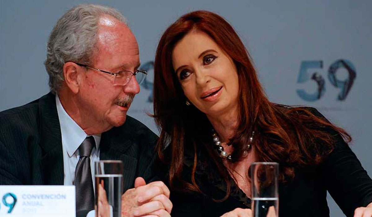 Carlos Wagner, ex titular de la Cámara Argentina de la Construcción junto a Cristina Kirchner (NA).