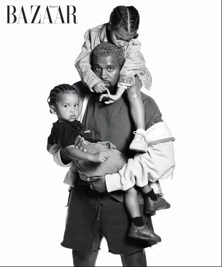 Kanye West junto a sus hijos, Saint y North West (Harper’s Bazaar)