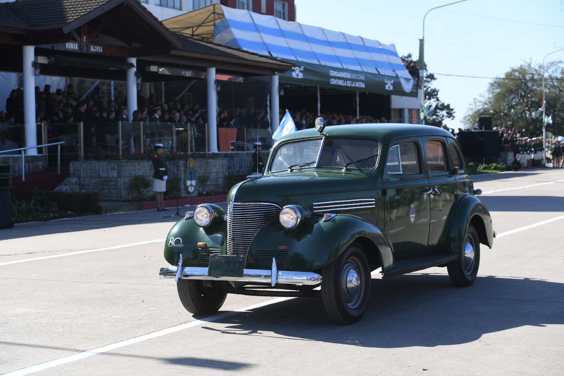 Histórico Chevrolet 1939. Formó parte de la primera dotación de vehículos de la fuerza. Fue destinado a patrullar y trasladar integrantes de la Gendarmería.