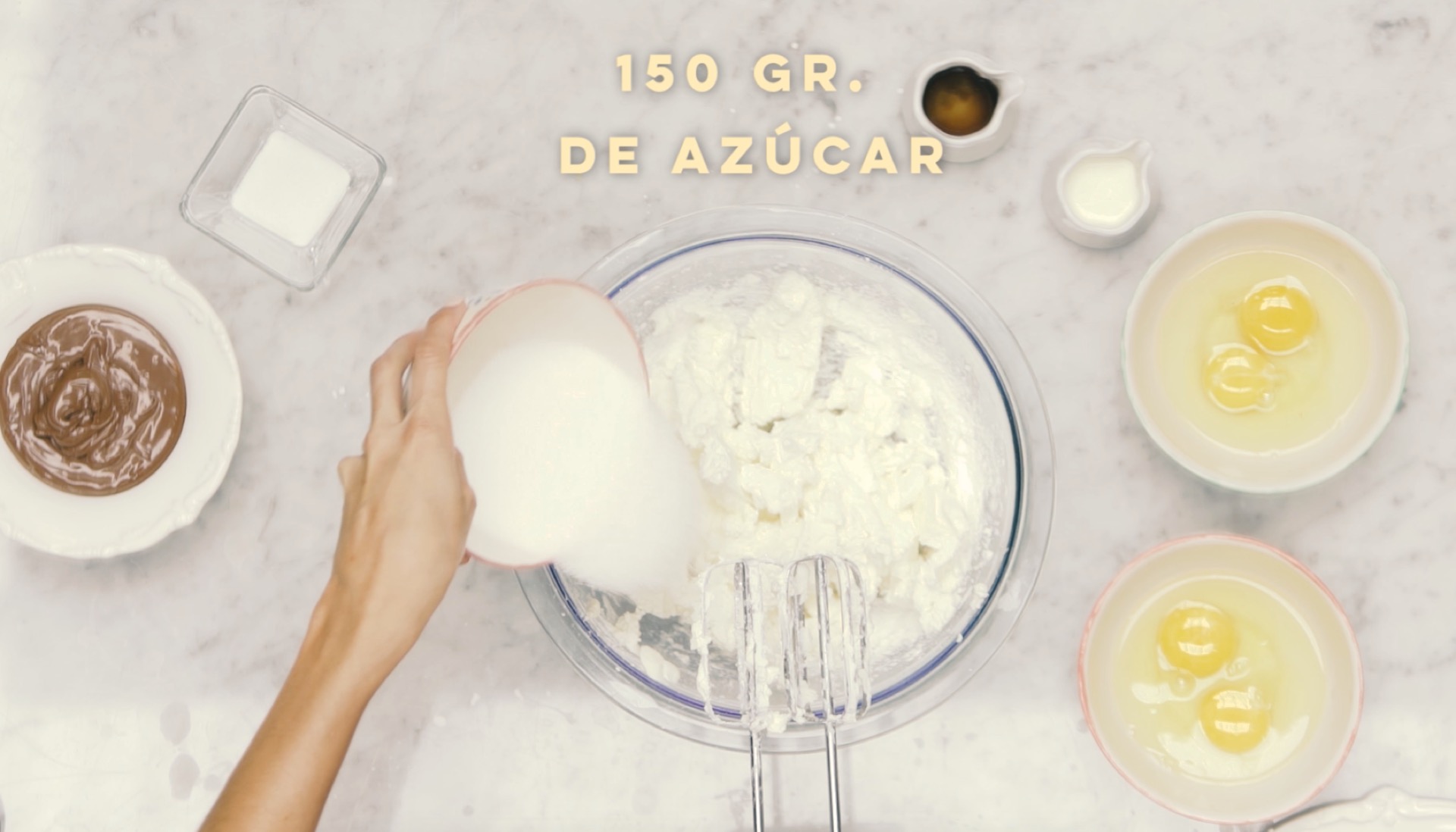 PASO 3: Aparte, mezclar el queso crema con el azúcar batiendo.