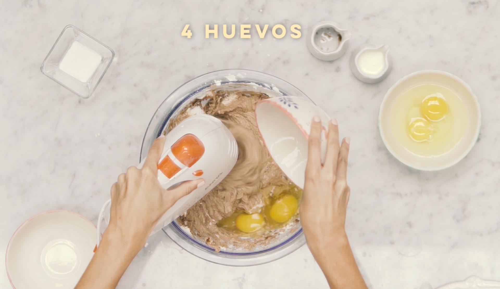 PASO 4: Agregar la esencia de vainilla, la nutella y los 4 huevos. Seguir batiendo.