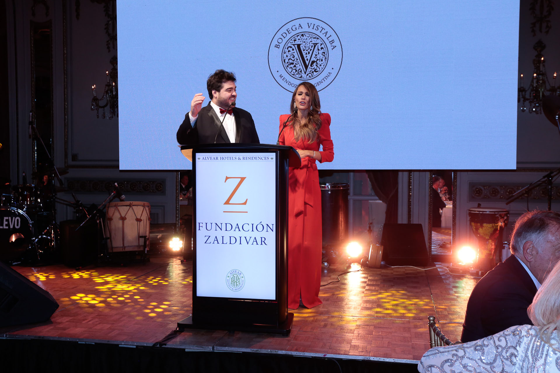 Darío Barassi y Carolina “Pampita” Ardohain durante la conducción de la gala