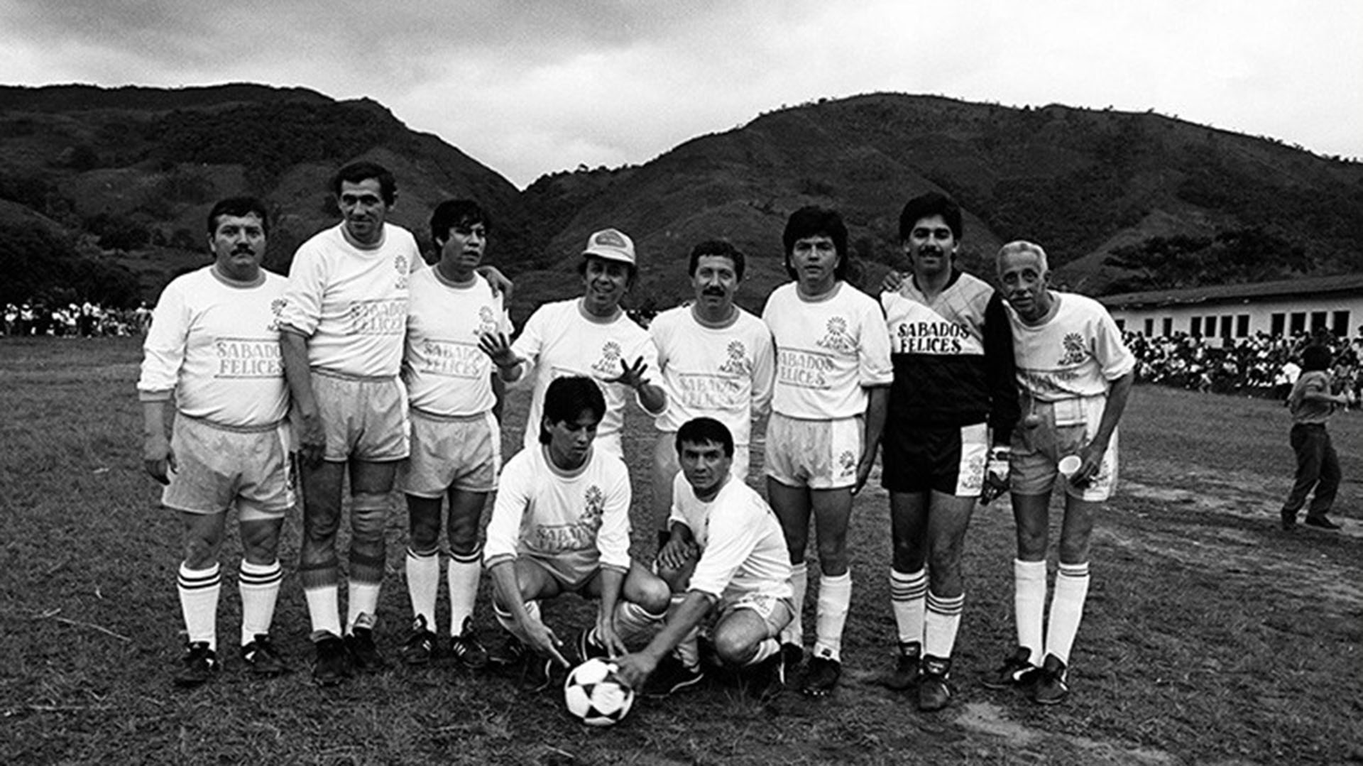 Equipo de fútbol del elenco de Sábados Felices que recorría el país para inaugurar escuelas.