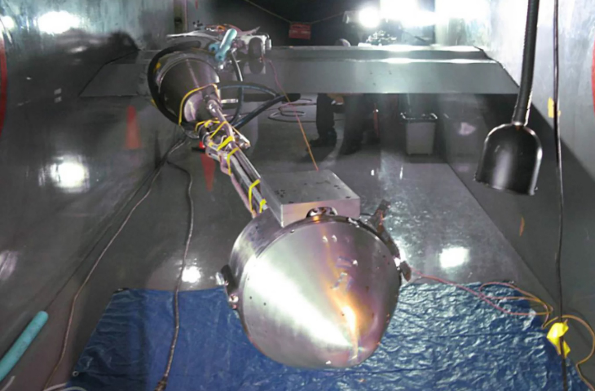 Vista frontal de un modelo de aluminio de la cápsula espacial Boeing CST-100 que transporta a la tripulación. La compañía está poniendo el modelo a través de pruebas de túnel de viento para medir la integridad estructural de la nave espacial