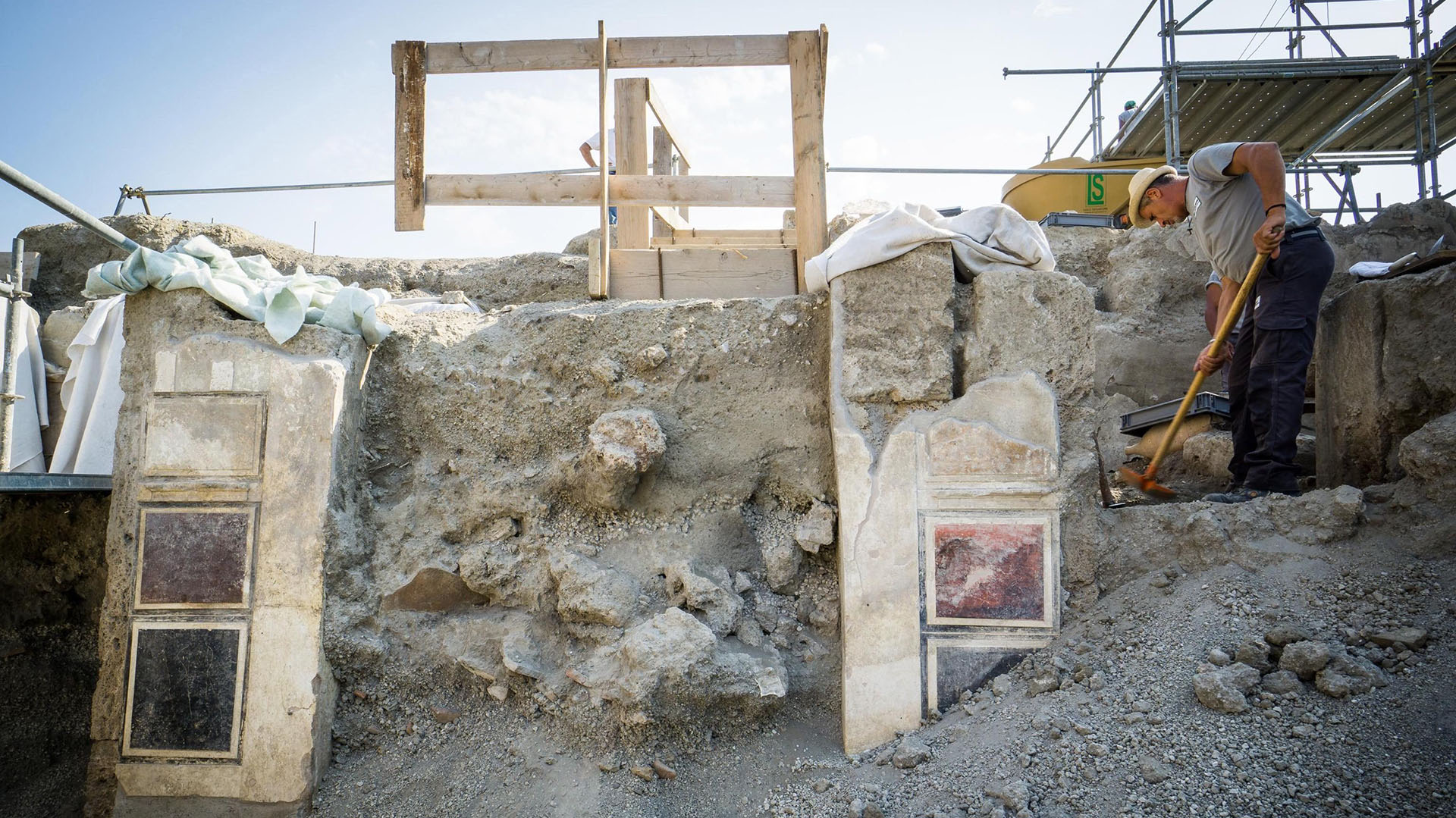 Un arqueólogo excava en el área del Regio V en el yacimiento arqueológico de Pompeya, Italia (EFE/ Cesare Abbate)