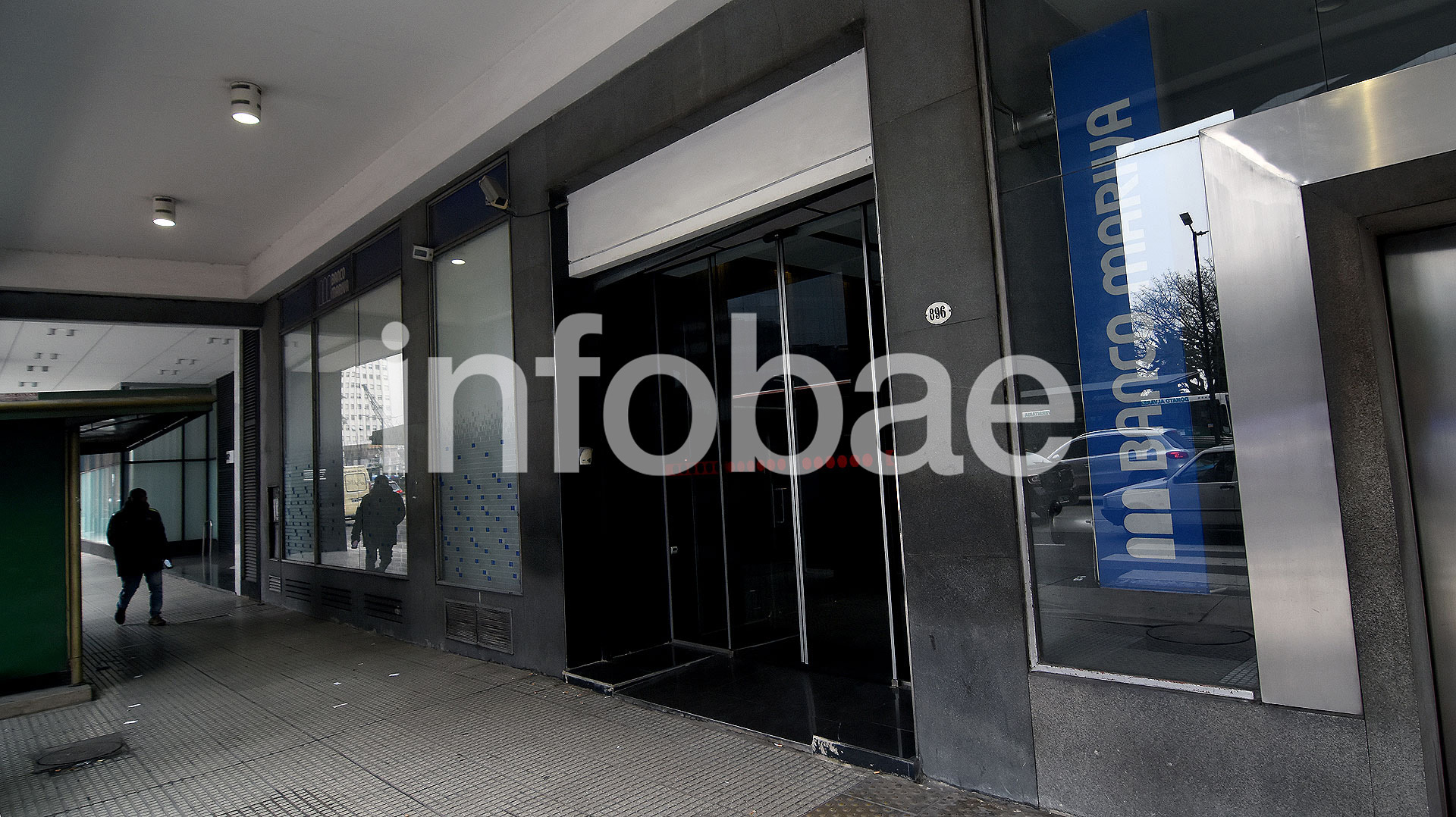 13. En las oficinas de Alem 896 5º piso (CABA), el 13 de septiembre de 2010 Barata y Fagyas retiraron un bolso con dinero que les dio Carlos Mundin, de BTU SA