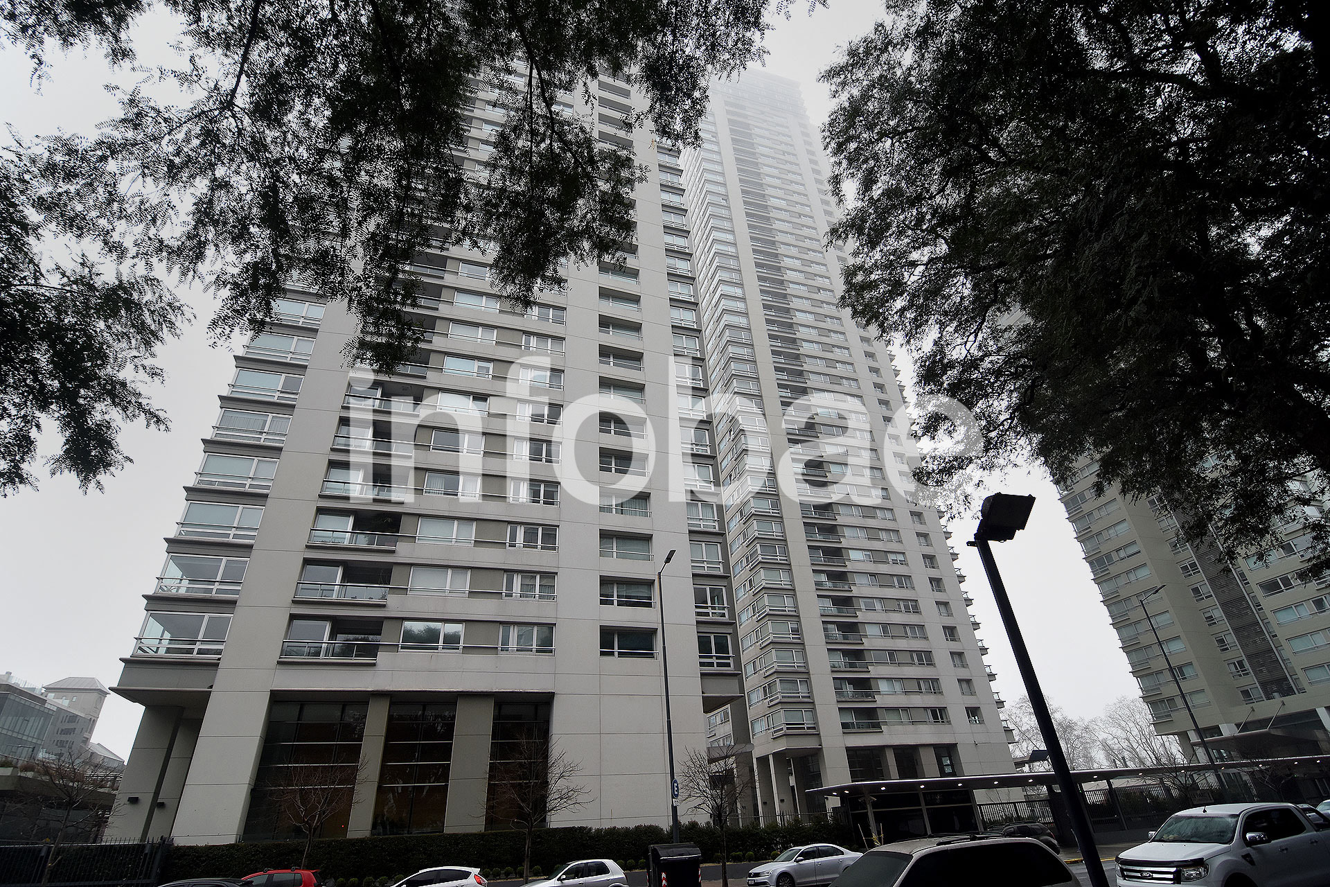 15. En el piso 25 de Azucena Villaflor 450 (Puerto Madero), Baratta recibió US$ 3.000.000 de Electroingeniería