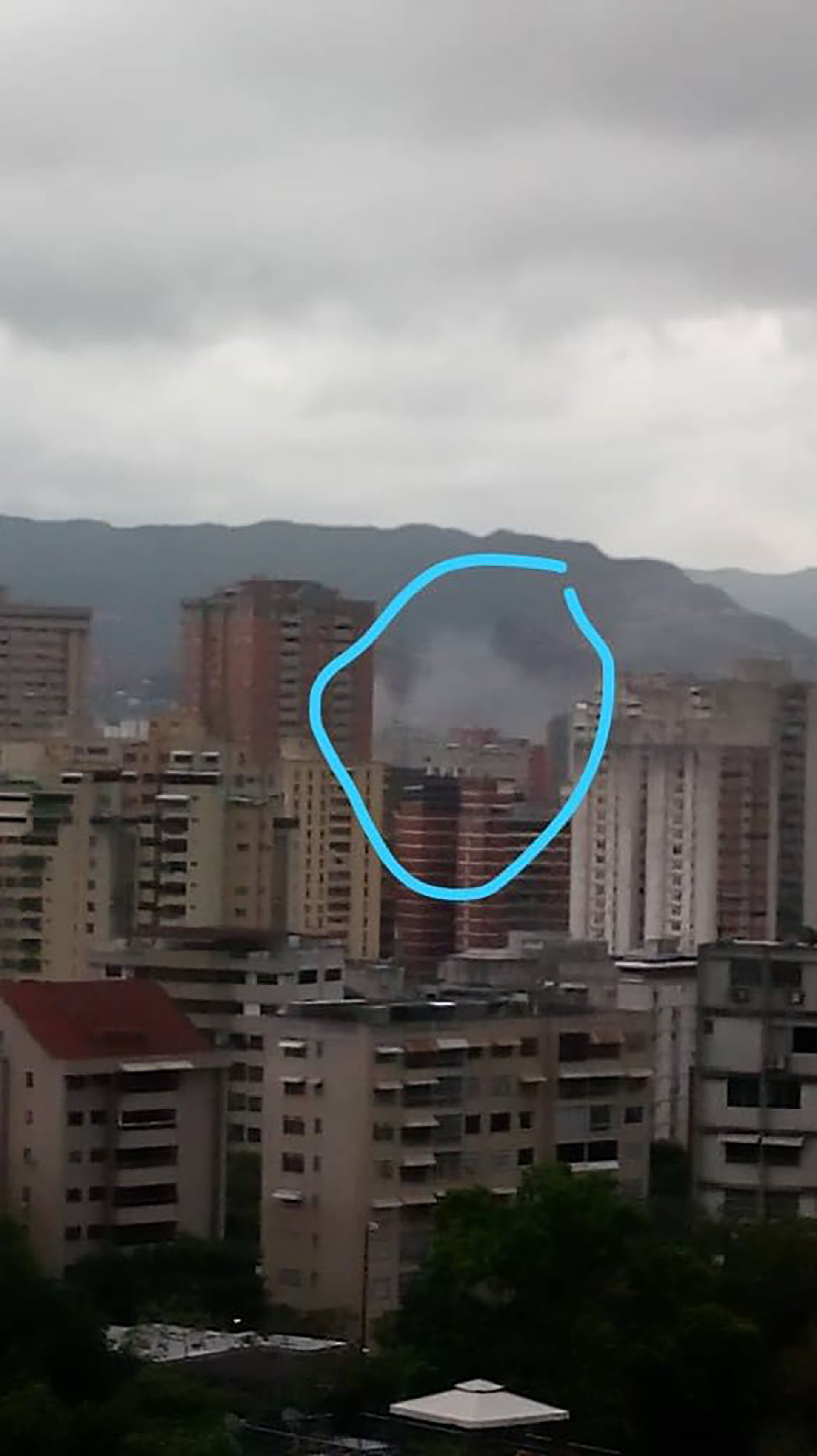 Testigos difundieron en Twitter imágenes de la posible explosión que generó pánico en el acto oficial en Caracas (@ReporteYa)
