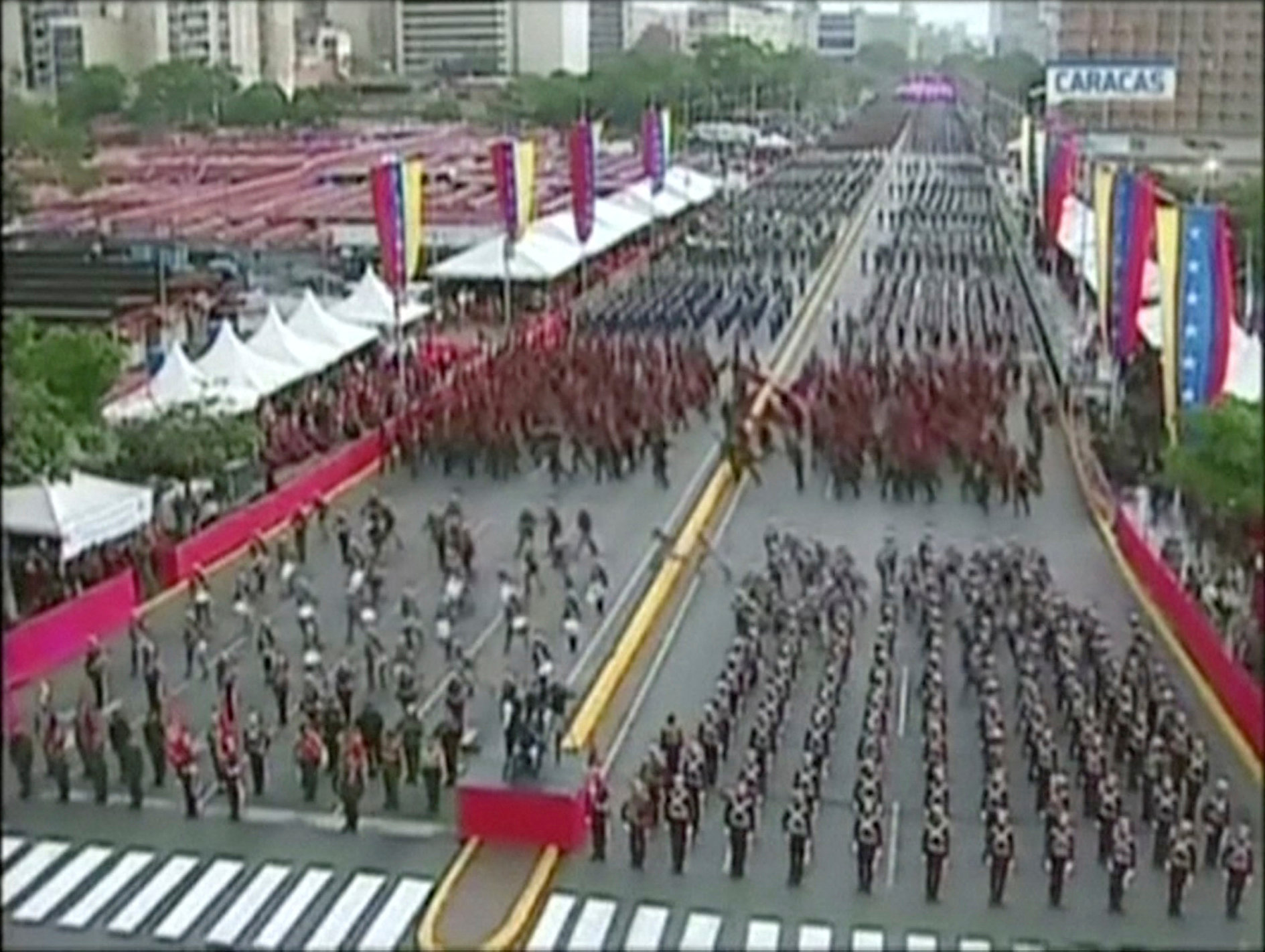 Los militares formados huyen del lugar después de la explosión.