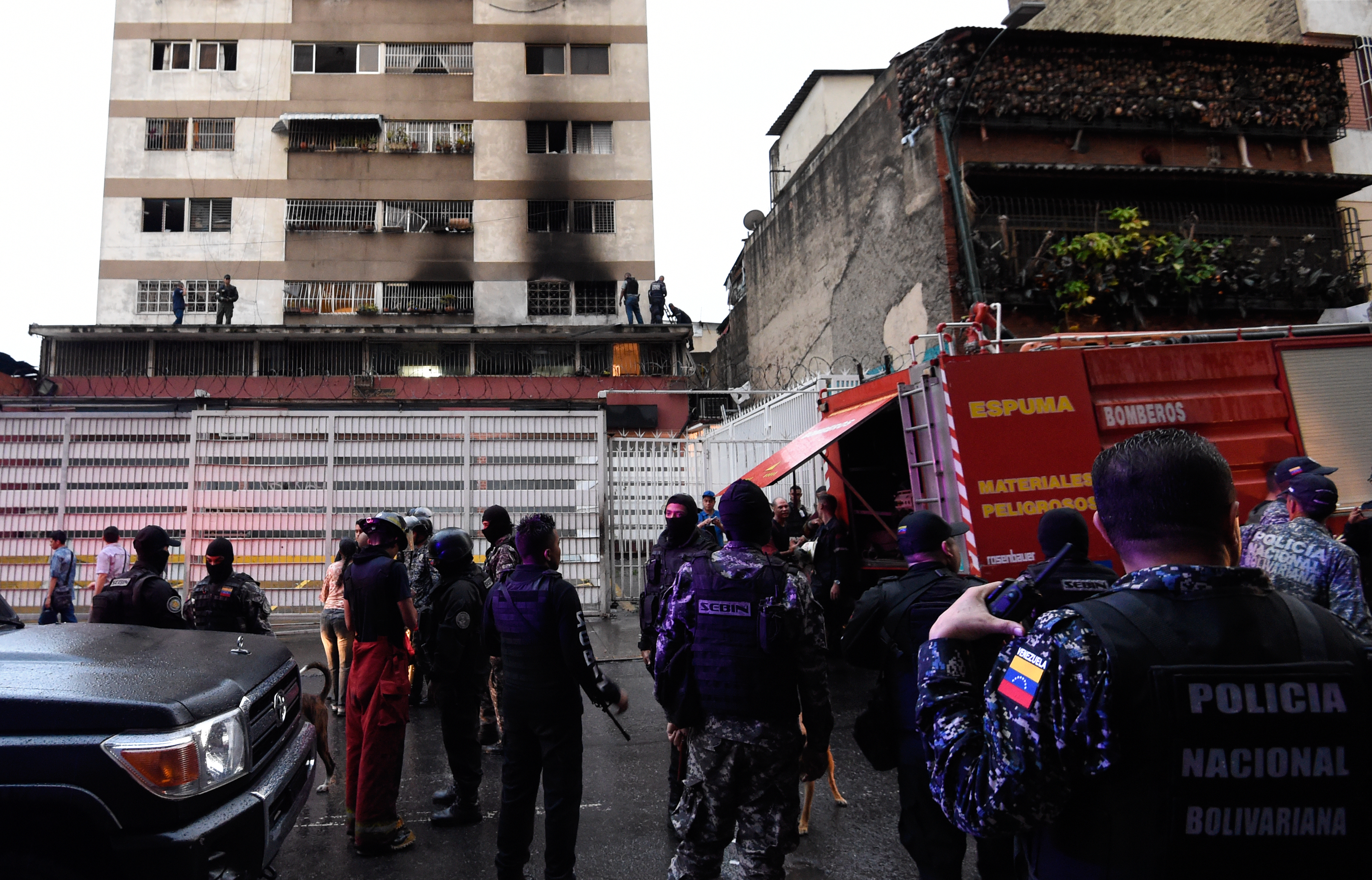 Oficiales de Inteligencia revisaron una vivienda cercana donde se reportó una presunta explosión de gas