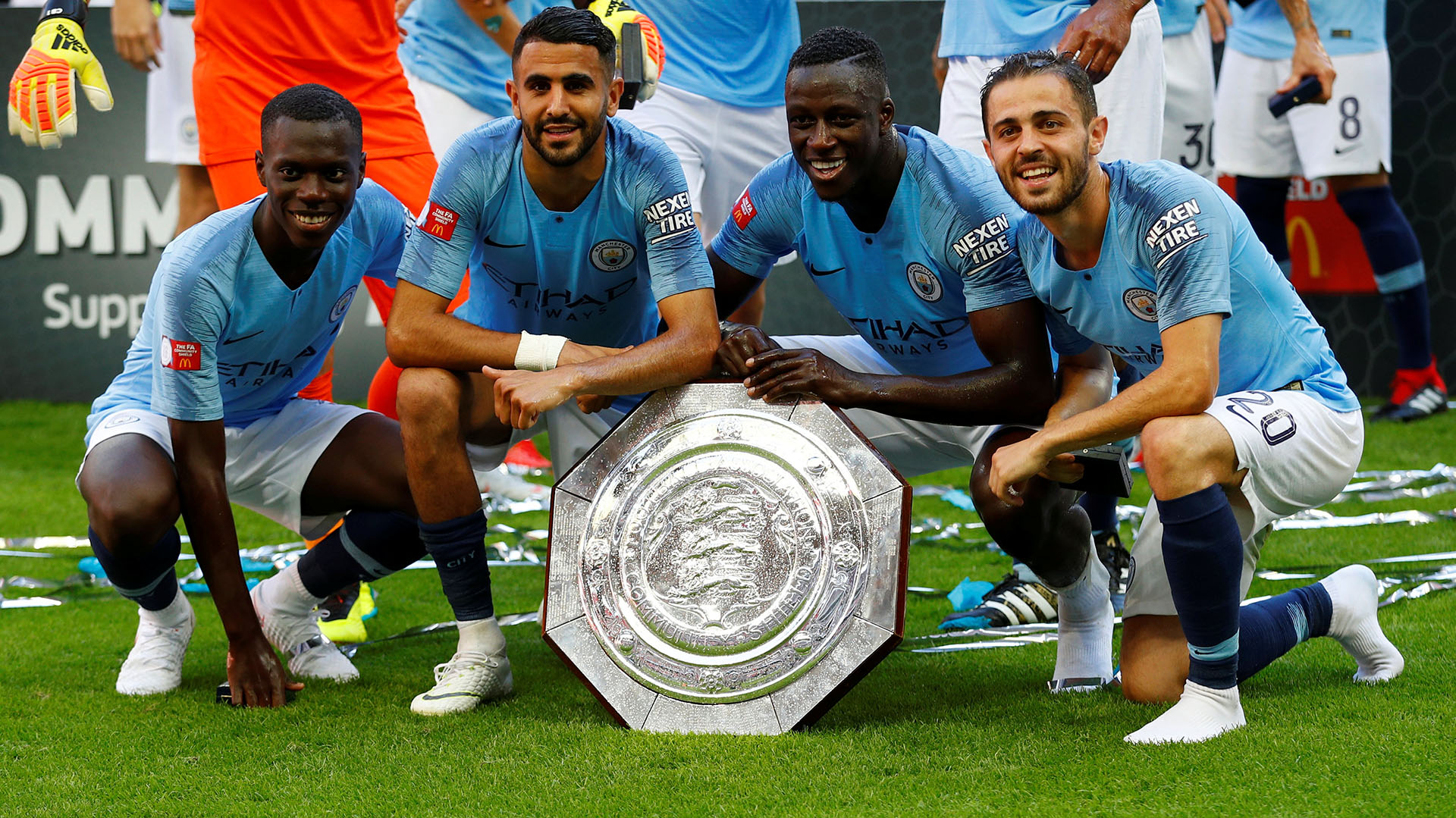 Riyad Mahrez, Benjamin Mendy, Claudio Gomes y Bernardo Silva celebraron con el trofeo de la Community Shield (REUTERS)
