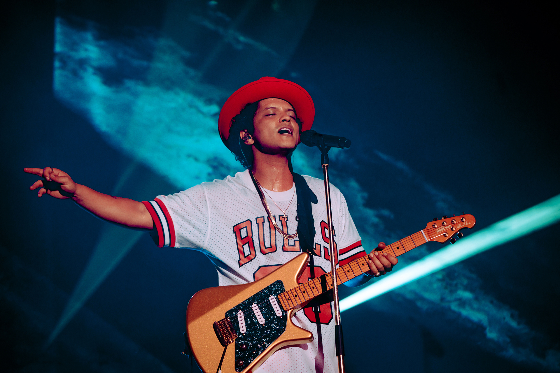 Bruno Mars con la camiseta de los Chicago Bulls.