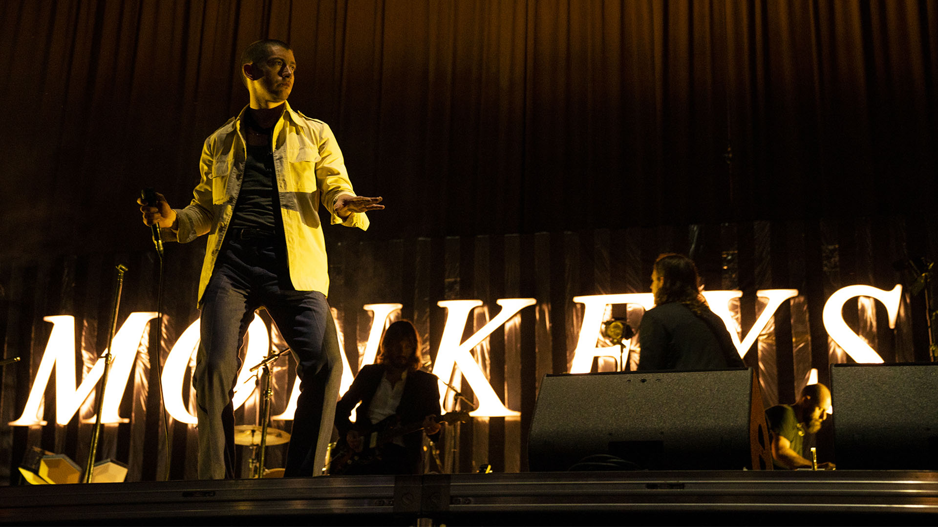 Alex Turner de los Arctic Monkeys en el cierre del Día 1.