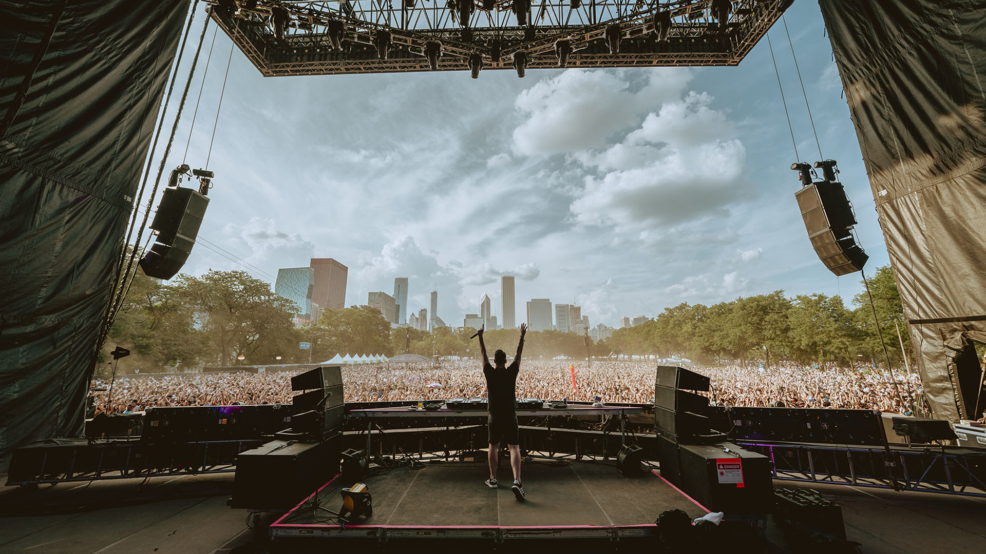 Zomboy frente a la multitud.