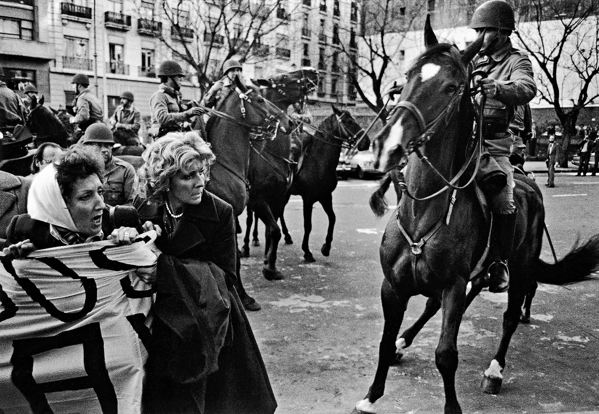 Represión contra Marta Casabona de Gorga y Susana Ordoñez de Preci, Madres de Plaza de Mayo, 1982 (Eduardo Longoni)