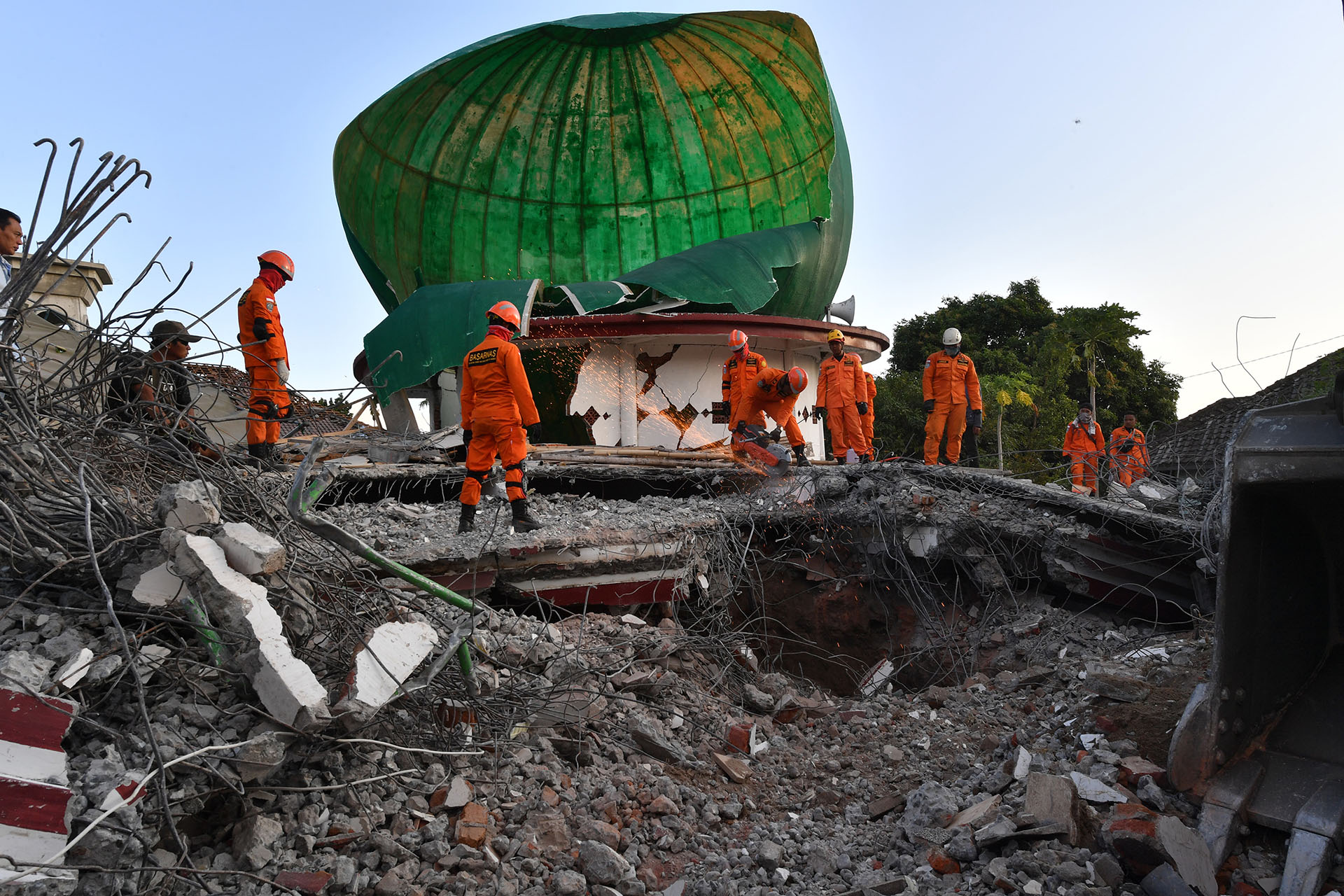 Un terremoto de magnitud 6,9 en la isla de Lombok (Indonesia) el 5 de agosto causa al menos 557 muertos. Hubo que desplazar a casi 400.000 personas y evacuar a al menos 7.000 turistas de las islas Air, Meno y Trawangan
