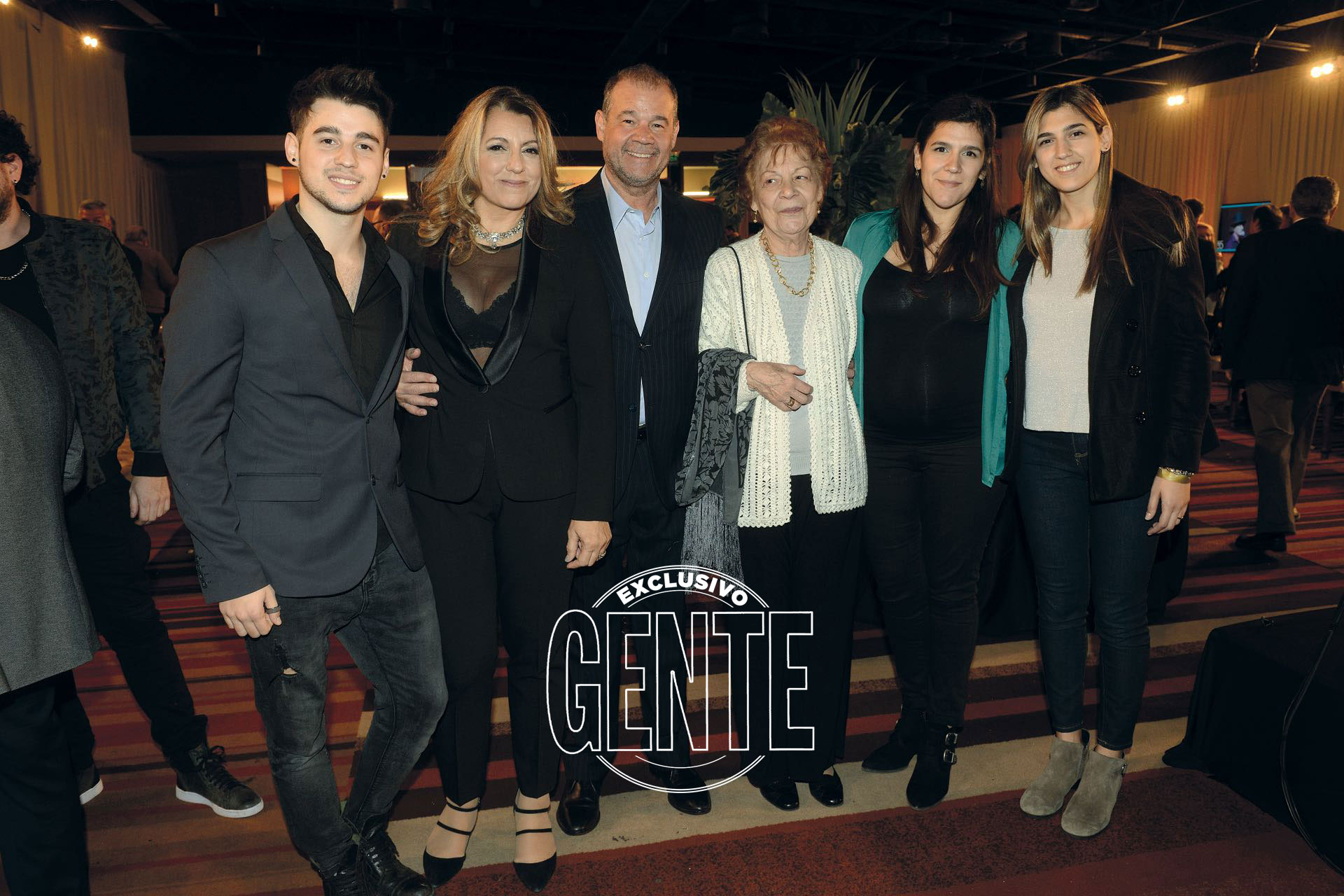 El Chino rodeado de los suyos: su mujer Mirta, su mamá Gloria y sus hijos Julián (cantante), Gabina (embarazada del tercer nieto de Volpato) y Bianca