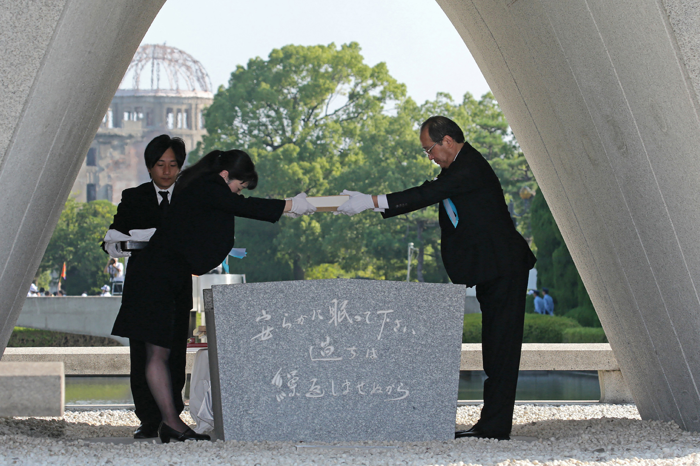 El alcalde de Hitorshima en 2018, Kazumi Matsui, recibe la lista más actualizada de las víctimas de Hiroshima (AFP)