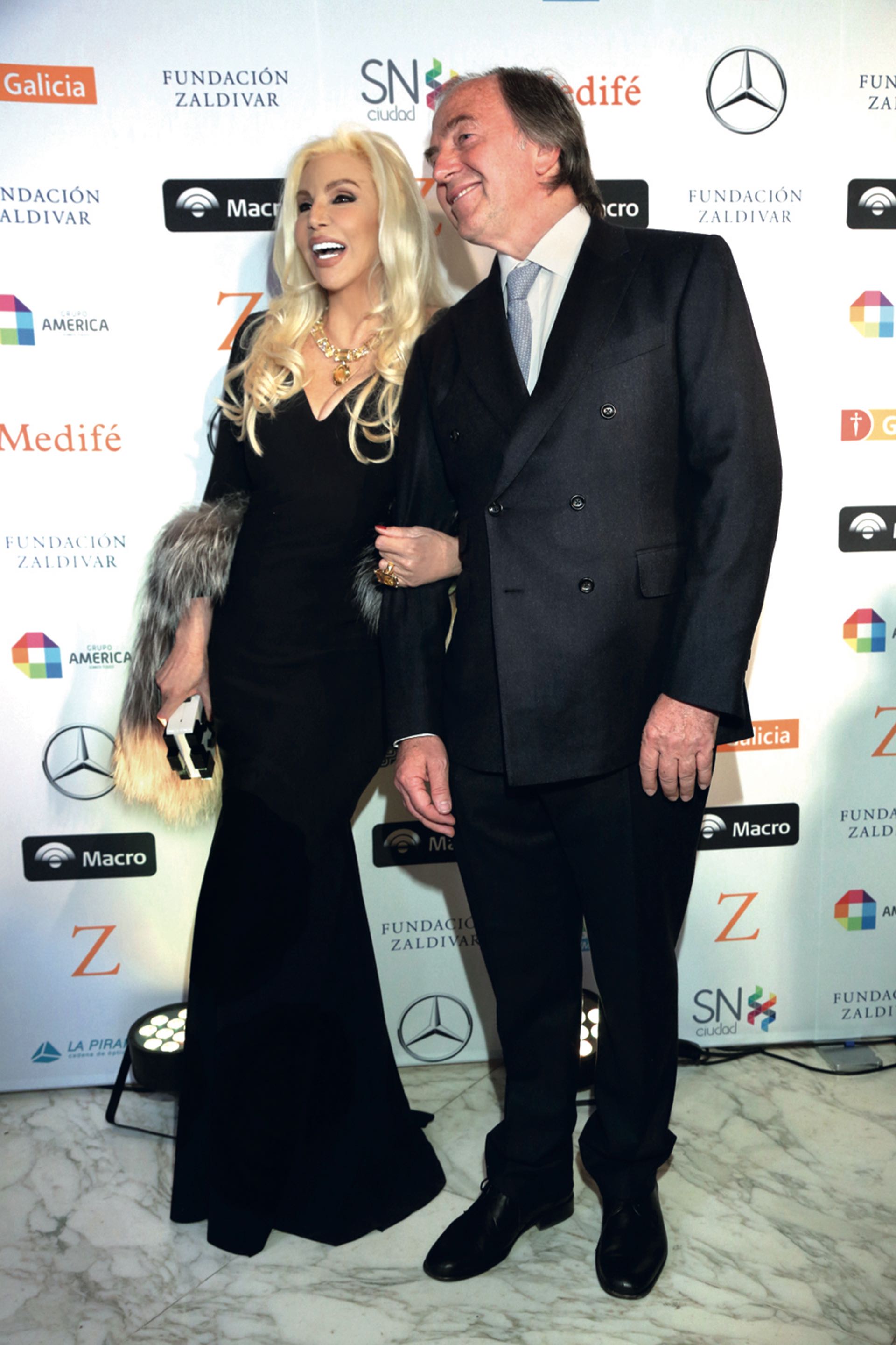 Susana, en total black, ingresó al salón acompañada por Roberto Zaldívar.