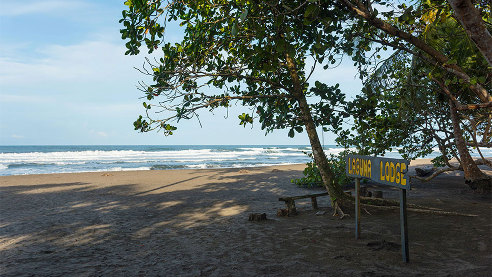 El hotel Laguna Logde, en la Playa de Tortuguero, donde apareció muerta una turista española la semana pasada.