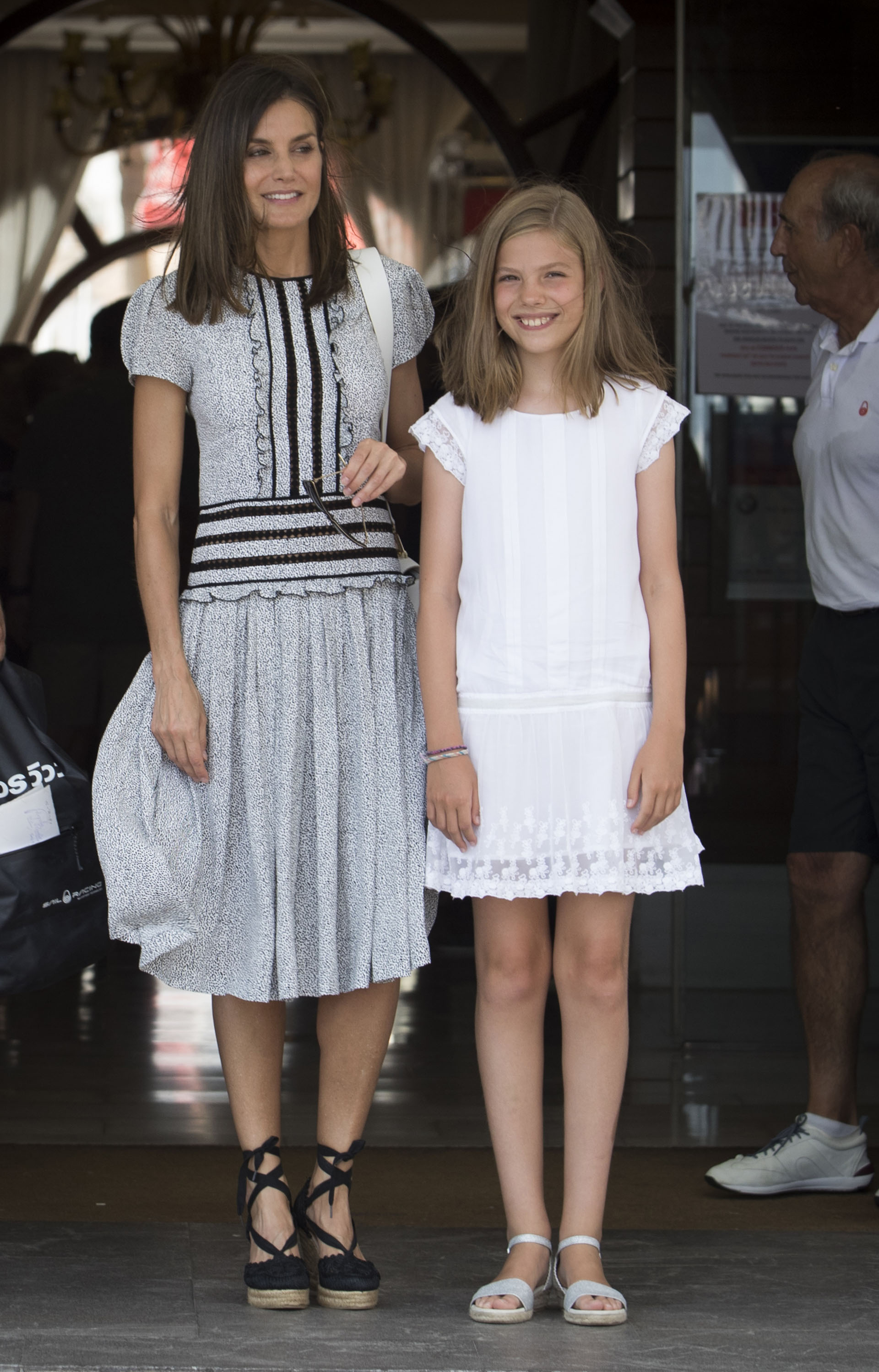 Sofía junto a madre, quien lució un glamoroso look de día compuesto por un vestido gris con detalles negros, que combinaban con sus zapatos con tiras en los tobillos