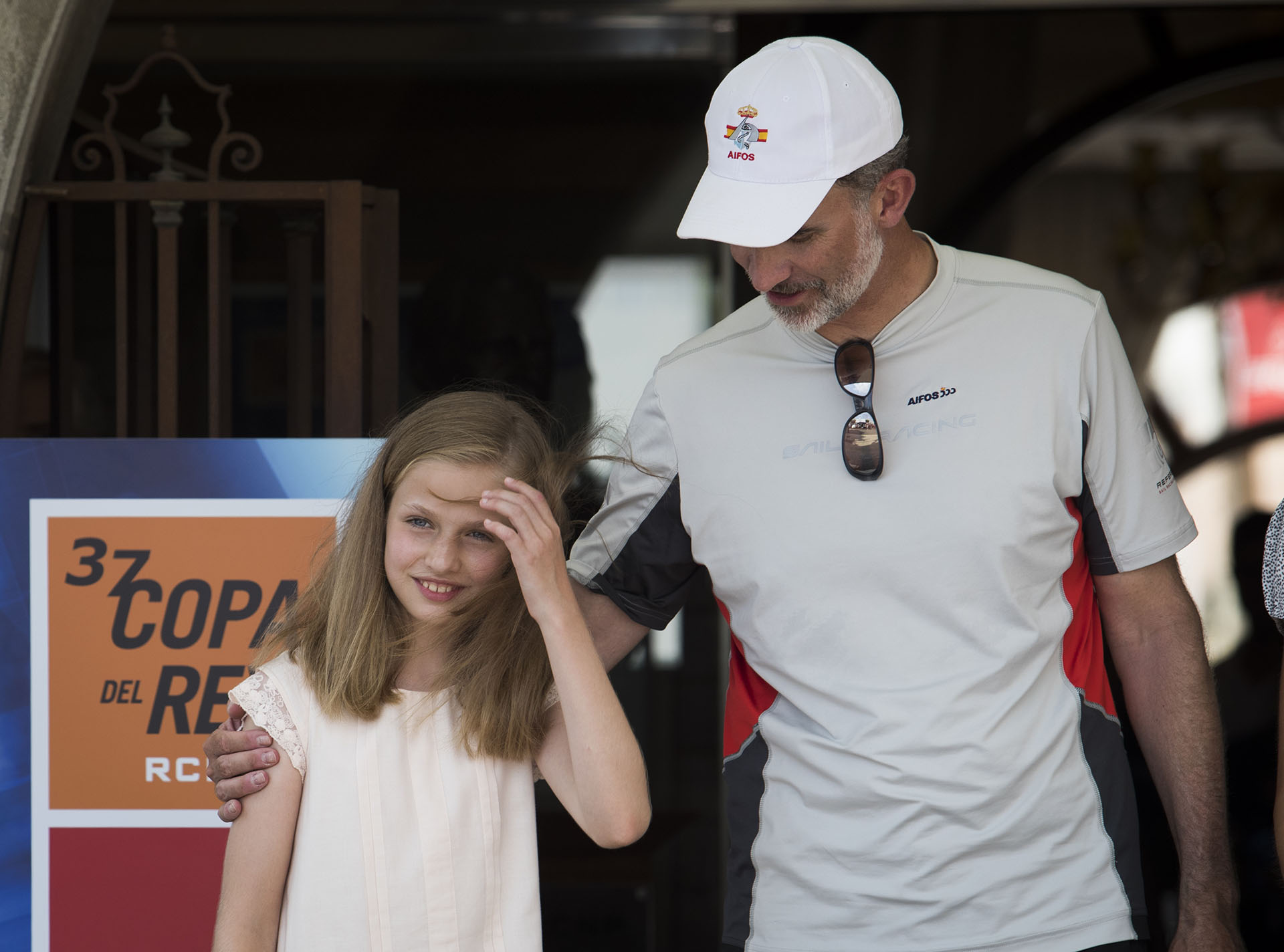 El rey Felipe VI abraza a la princesa Leonor