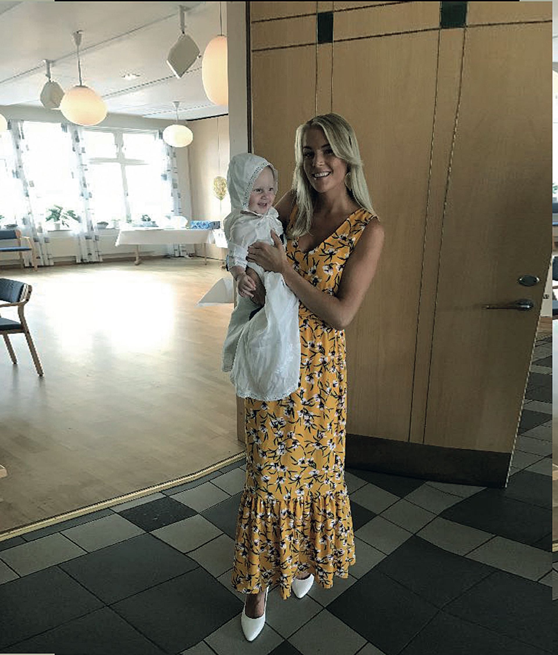 La sueca Alexandra con Elliot en brazos el día de su bautismo
