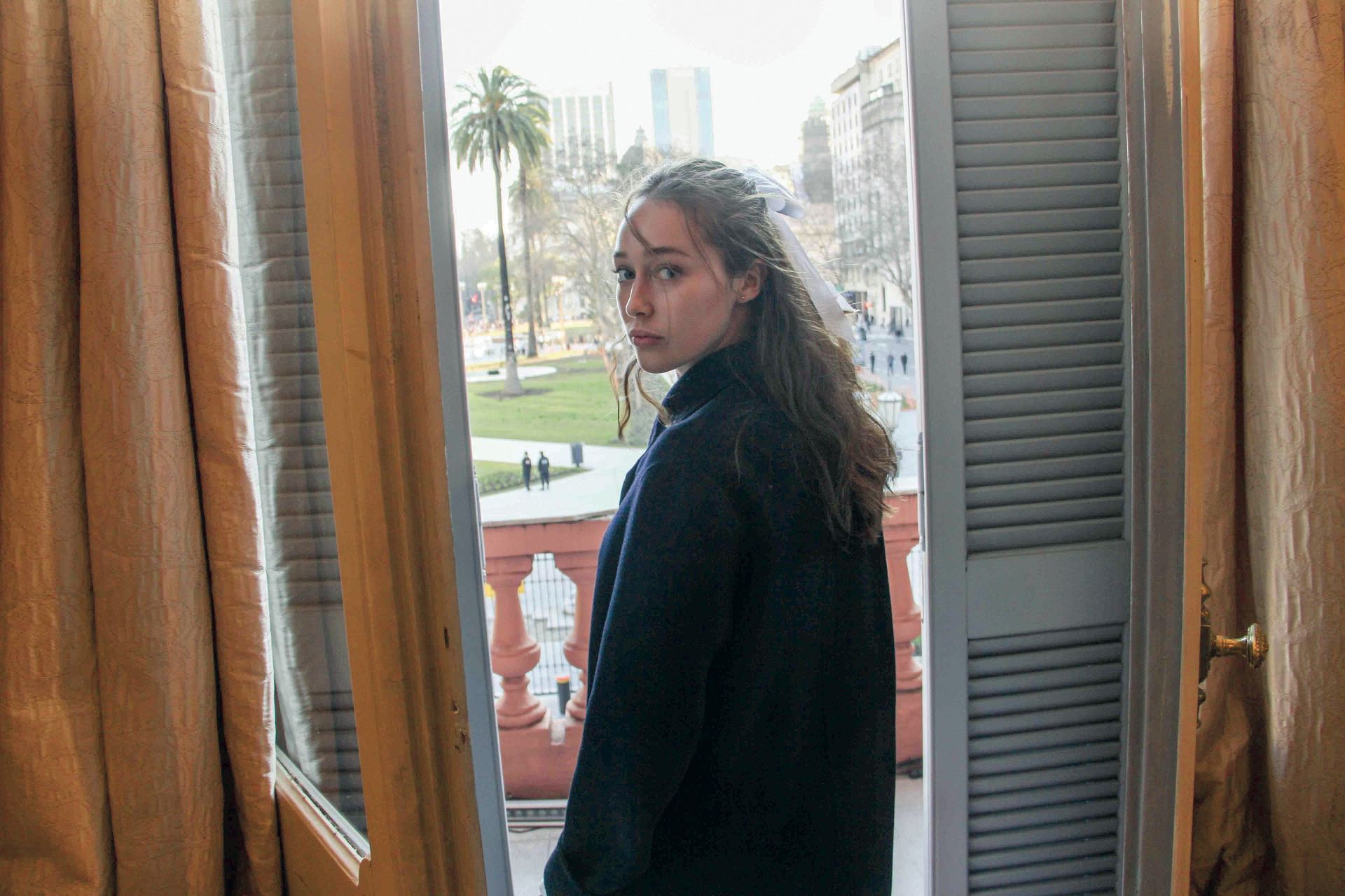 Alycia Debman-Carey en el balcón de Evita