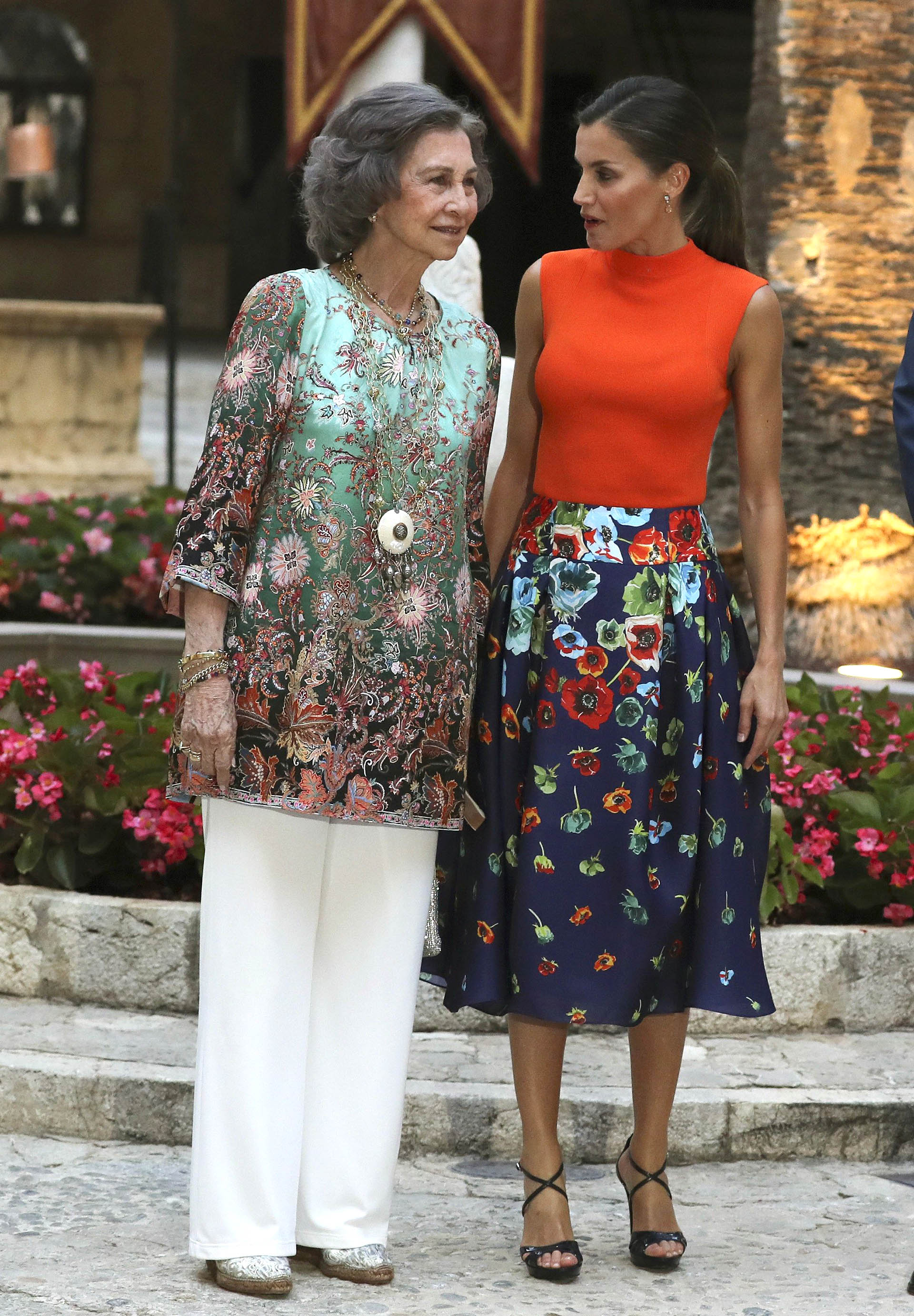 Tanto Letizia como su suegra, eligieron estampas florales