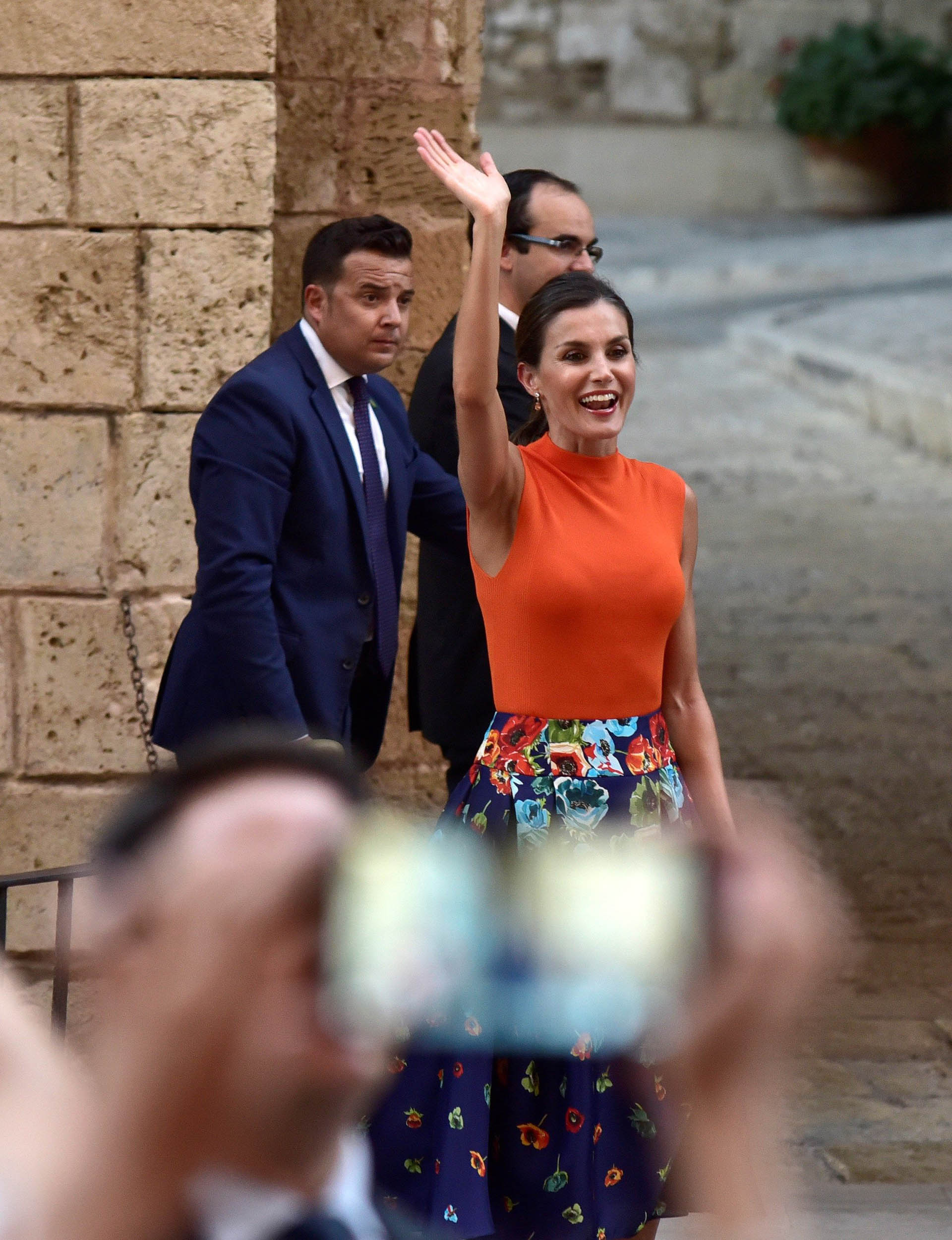 El efusivo saludo de Letizia a la multitud, que se acercó a las puertas del Palacio para poder ver a los reyes de cerca y tomarles fotografías