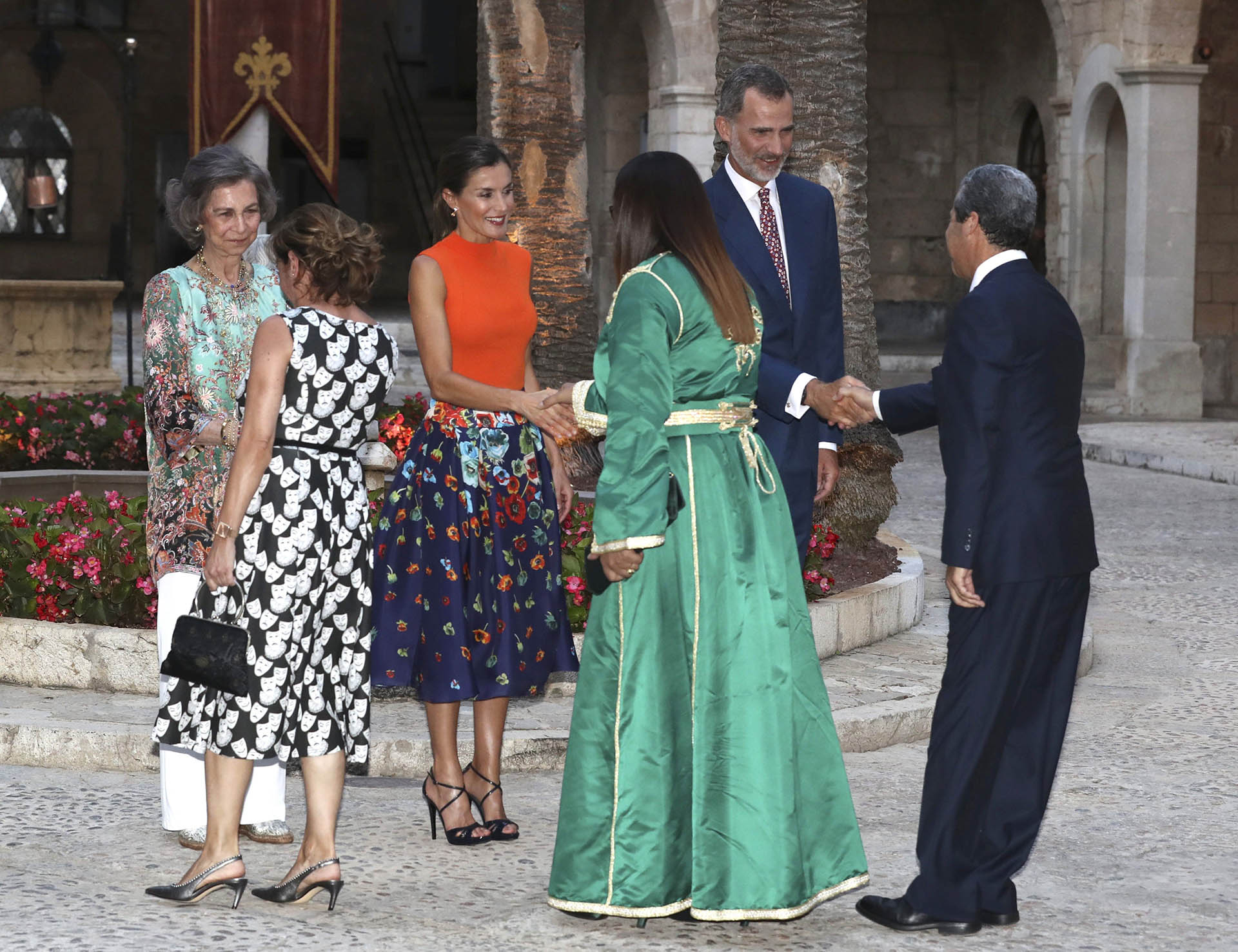 Los reyes Felipe, Letizia y Sofía recibiendo a los invitados