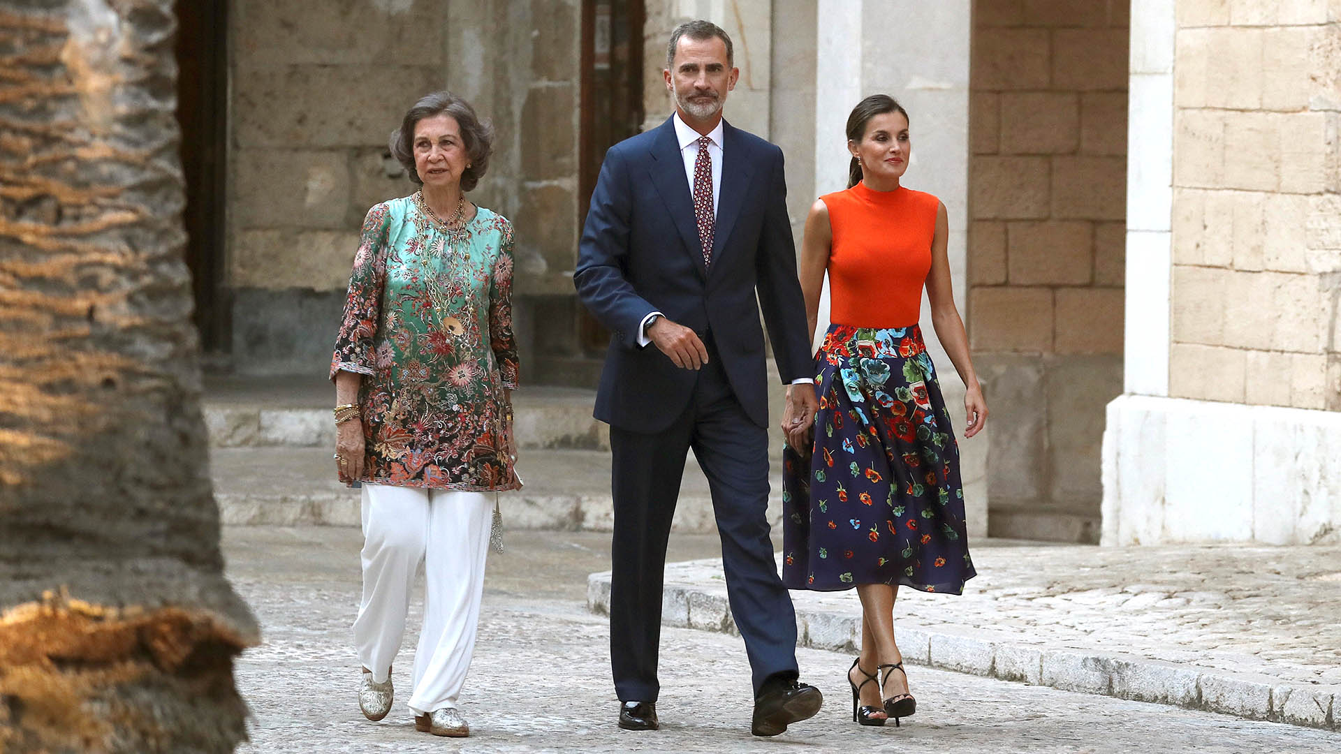 Los reyes Felipe y Letizia, acompañados por la reina Sofía, a su llegada a la recepción en honor a los representantes de todos los sectores de la sociedad balear, encabezada por la presidenta autonómica, Francina Armengol, que se llevó a cabo en el Palacio de La Almudaina, en Palma de Mallorca