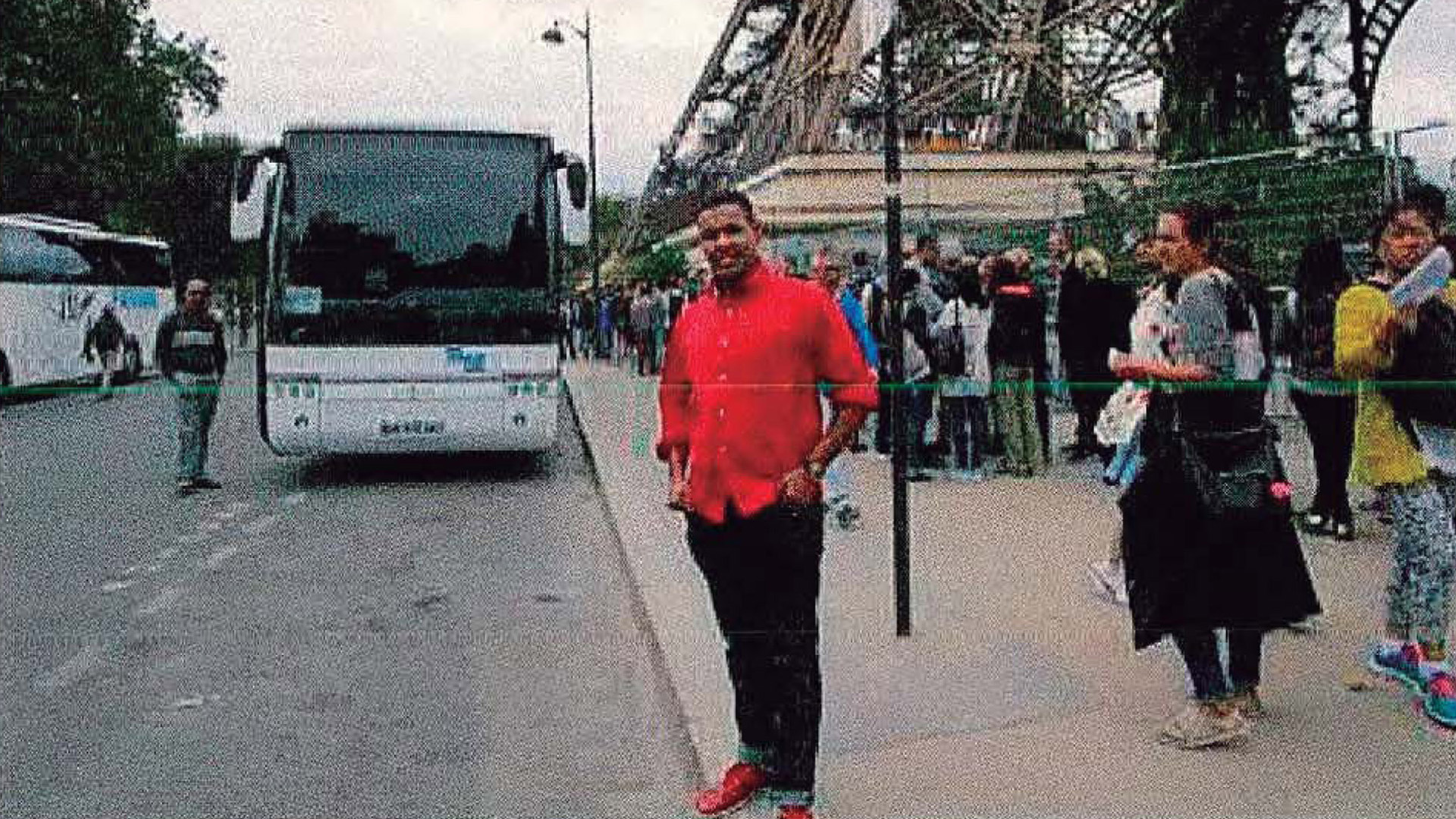 El terrorista Omar Hichamy, abatido por la policía en Cambrils, se toma una foto junto a la Torre Eiffel en París en un viaje poco antes a la masacre (AFP)