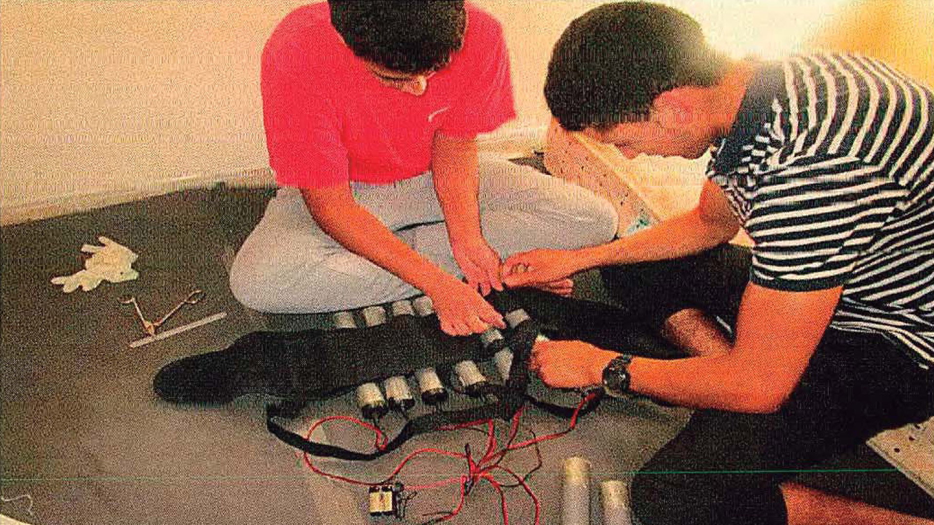 Youssef Aalla y Younes Abouyaaqoub preparan un cinturón explosivo (AFP)