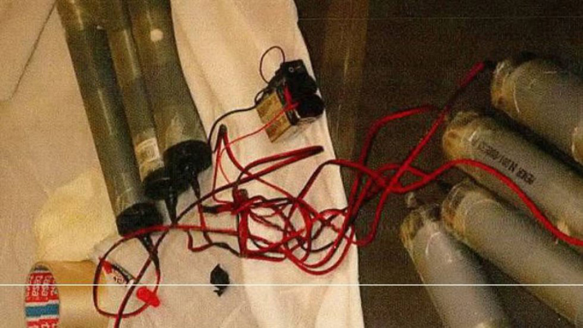 Cilindros cargados de explosivos que luego instalarán en los chalecos bomba