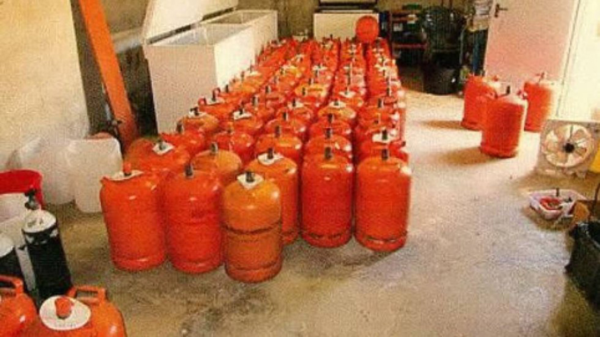 Acumulación de bombonas de butano en la casa de Alcanar. Iban a ser empleadas para crear un enorme explosivo, pero un accidente impidió que las utilizaran