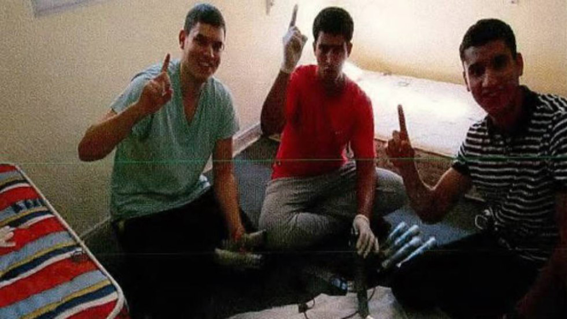 Mohamed Houli Chemlal, Youssef Aalla y Younes Abouyaaqoub. El dedo índice en alto es una declaración de fe musulmana