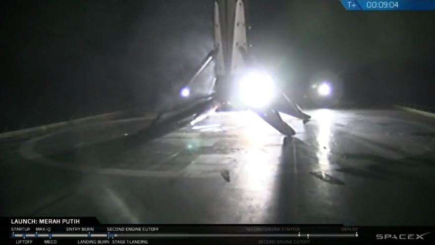Momento en que el cohete Block 5 Falcon 9 de SpaceX se posaba en la plataforma-drone “Por Supuesto que Todavía Te Amo” en el Atlántico
