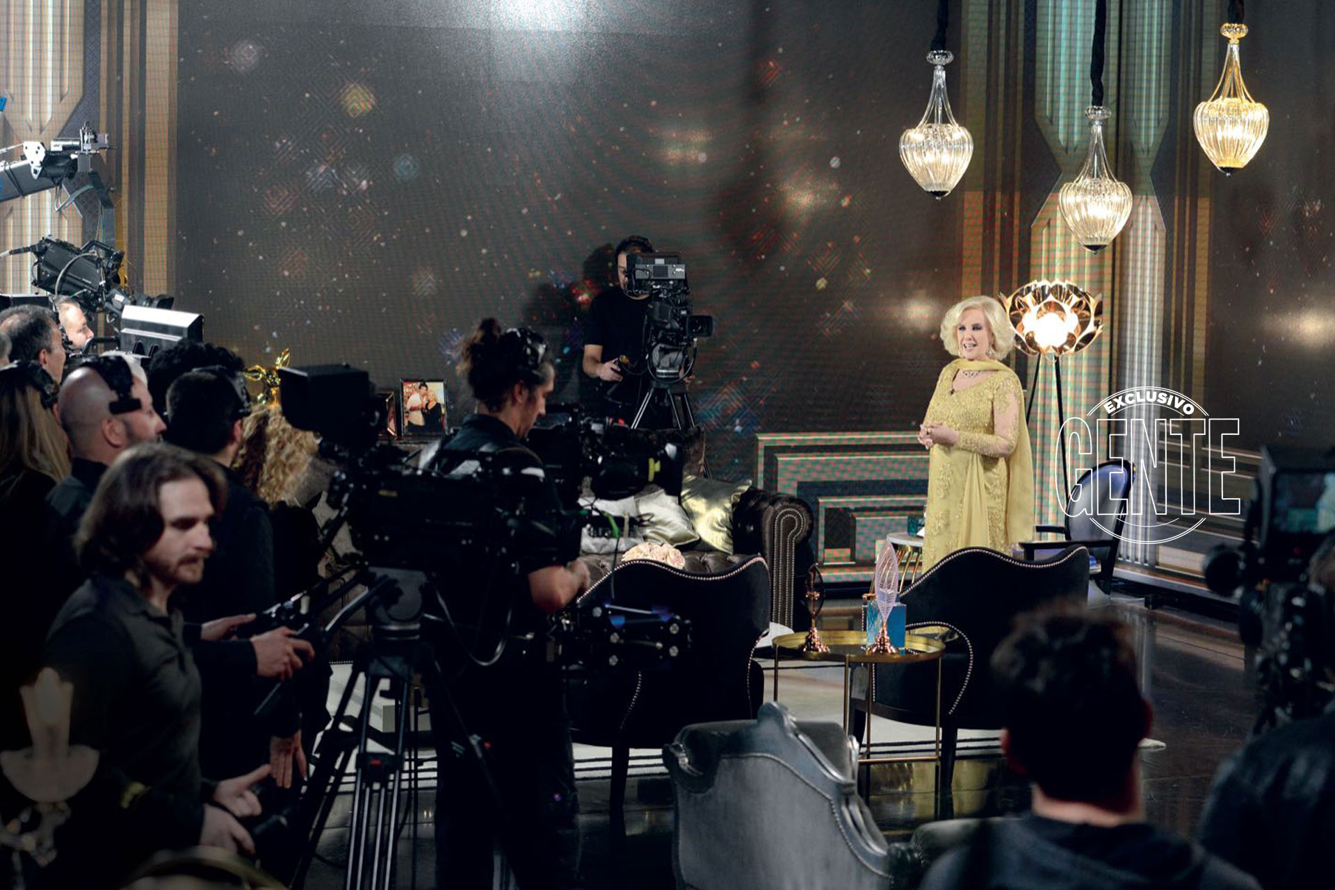 Sábado 5 de agosto, 21:10 horas. Chiquita –en diseño dorado de seda natural y tul bordado by Iara– presenta el especial de eltrece, emisión de tres horas, que alcanzó picos de 12.4 puntos de rating.